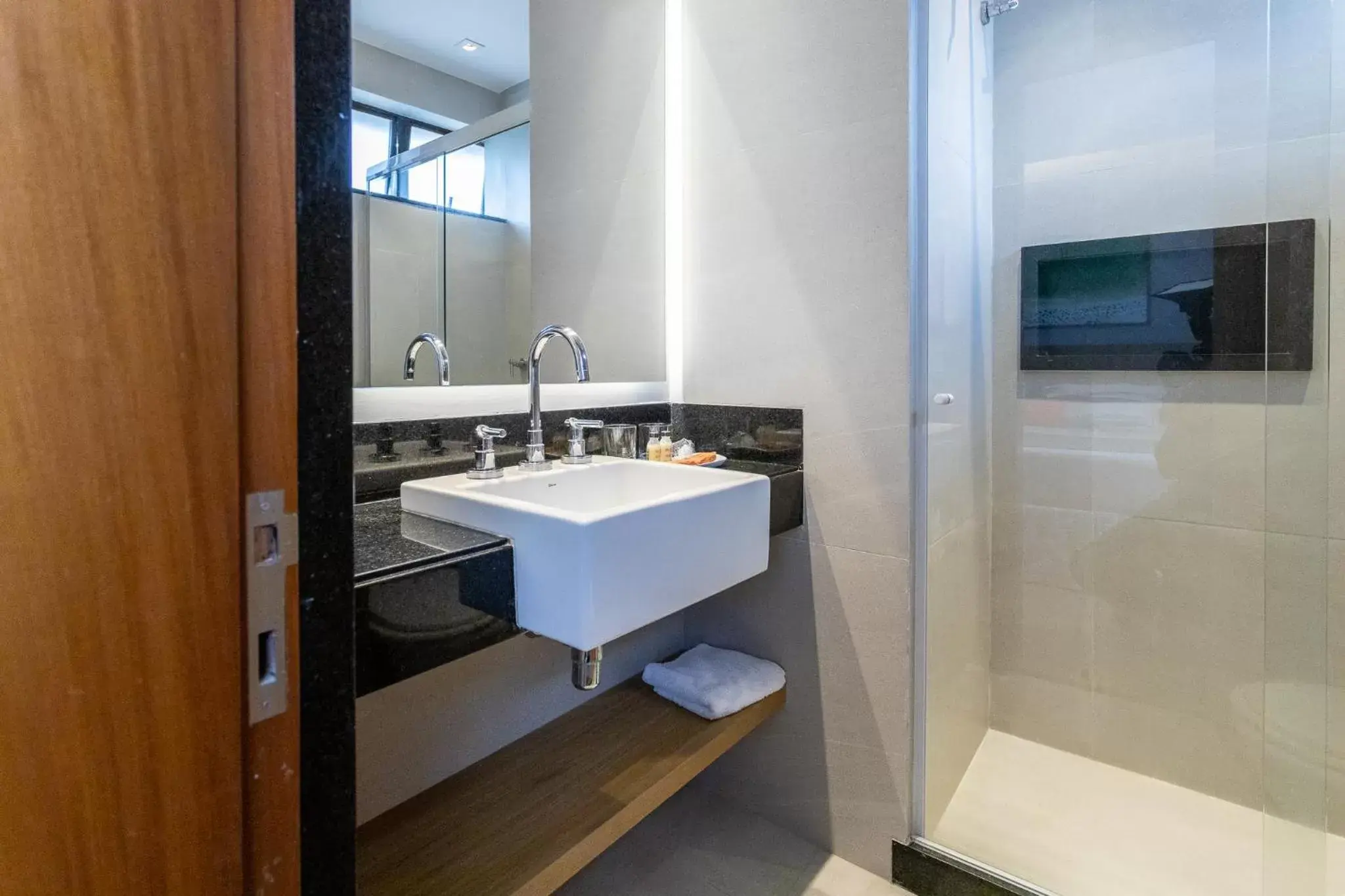 Shower, Bathroom in Mar Ipanema Hotel