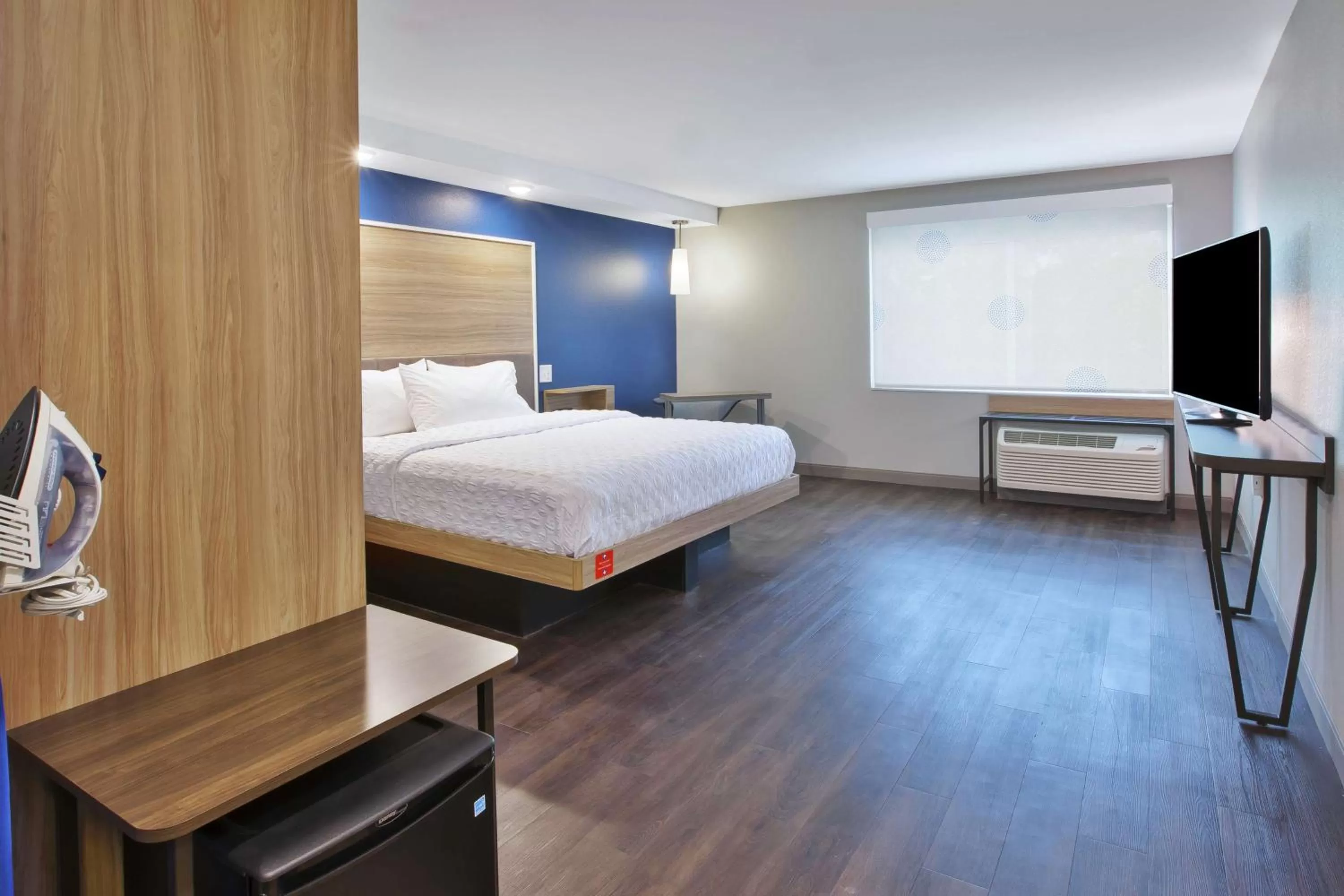 Bedroom, Bed in Tru By Hilton Jackson