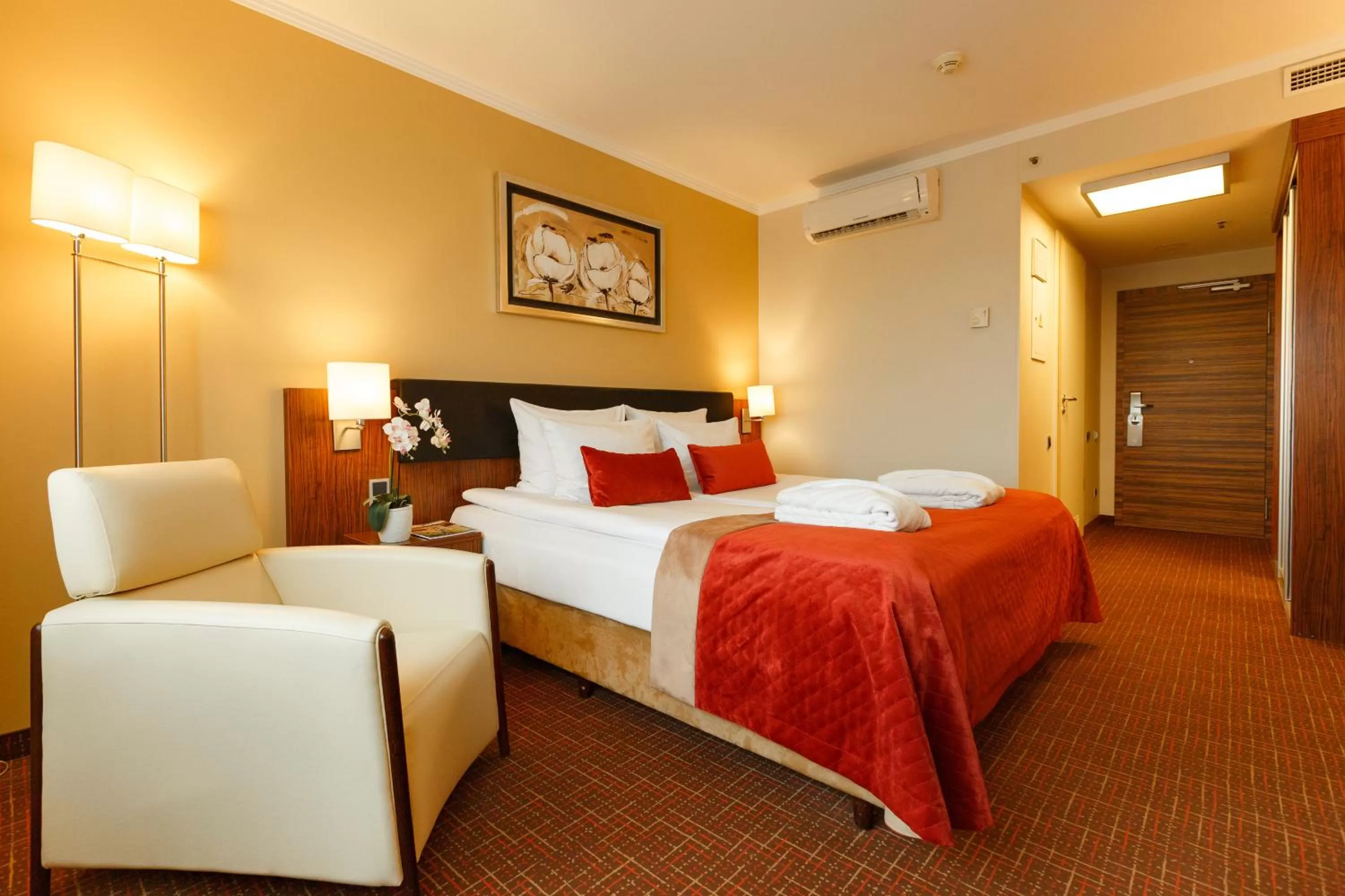 Photo of the whole room, Bed in Avalon Hotel & Conferences