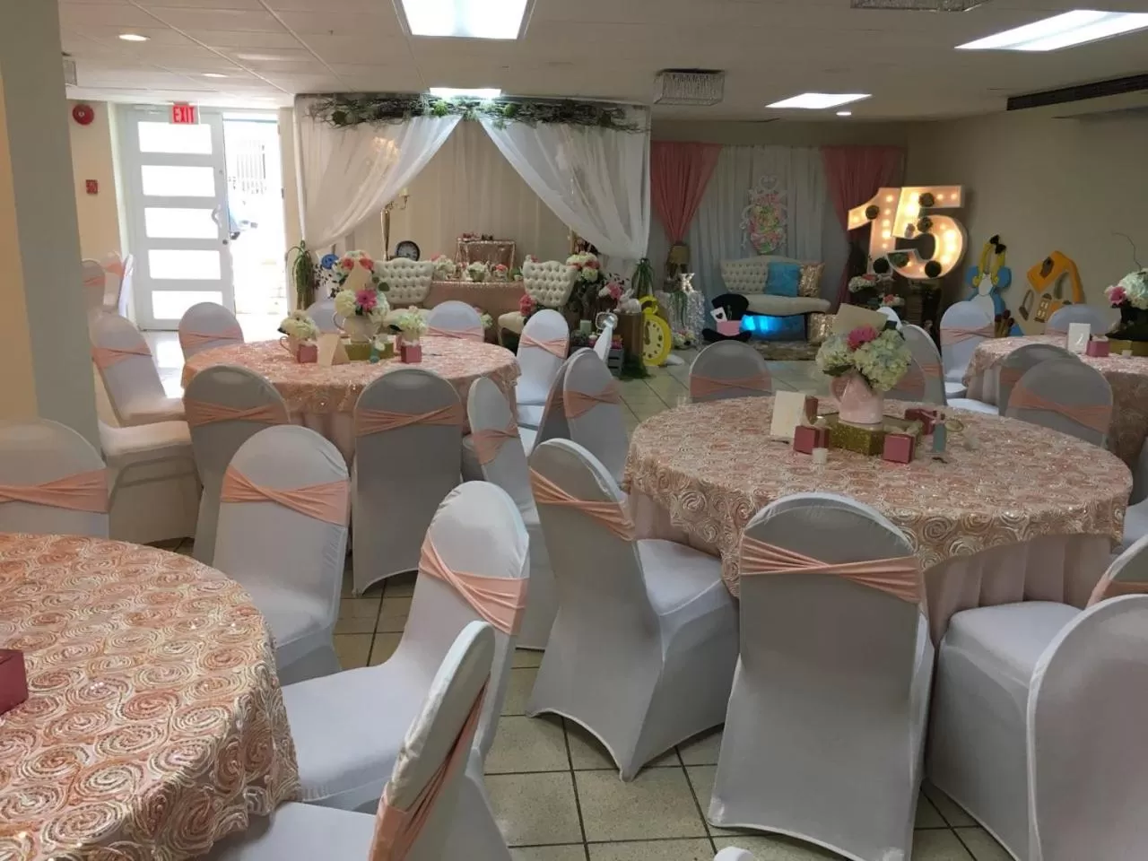 People in Parador El Buen Cafe