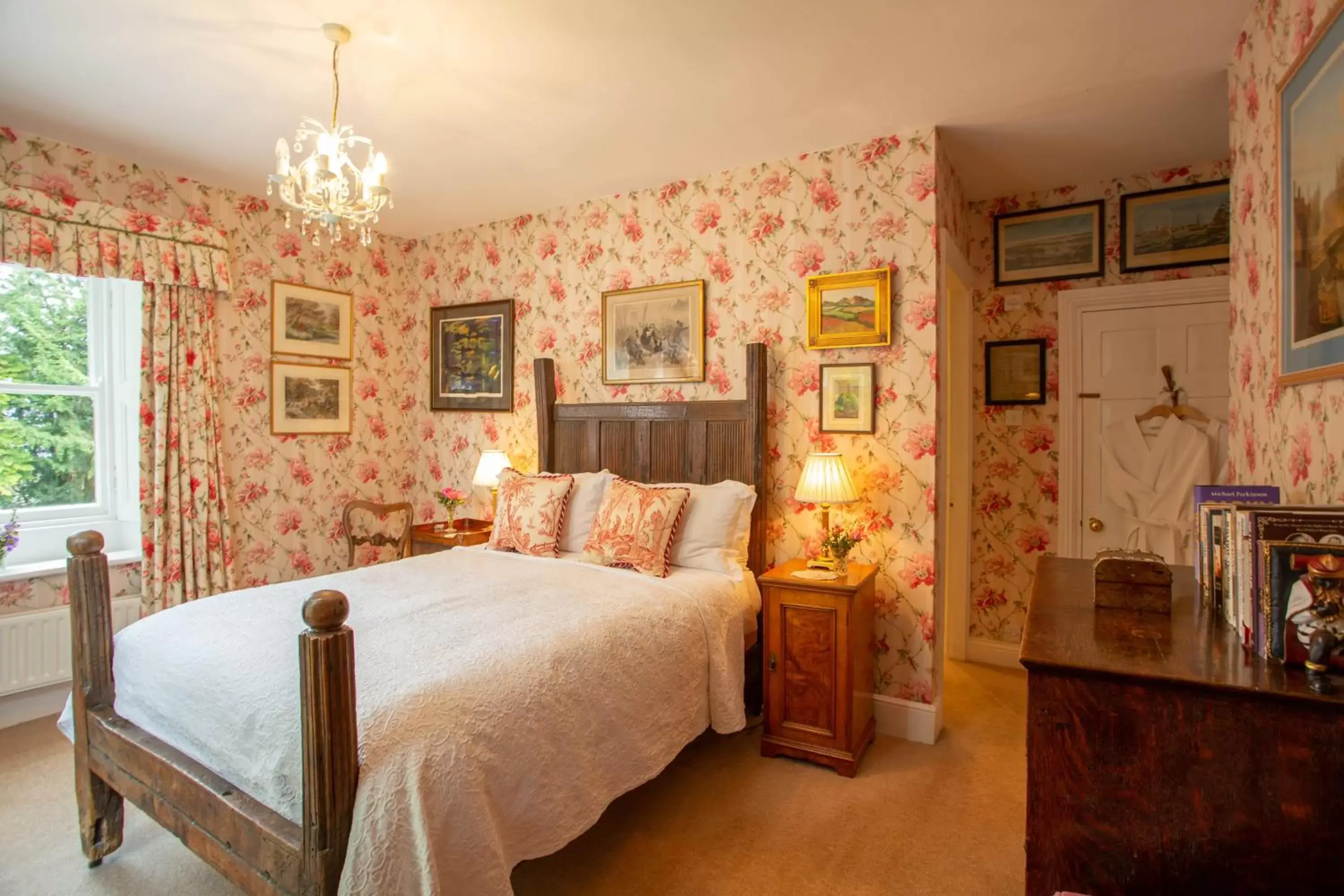 Deluxe Double Room with Bath in Ingram House Bed & Breakfast
