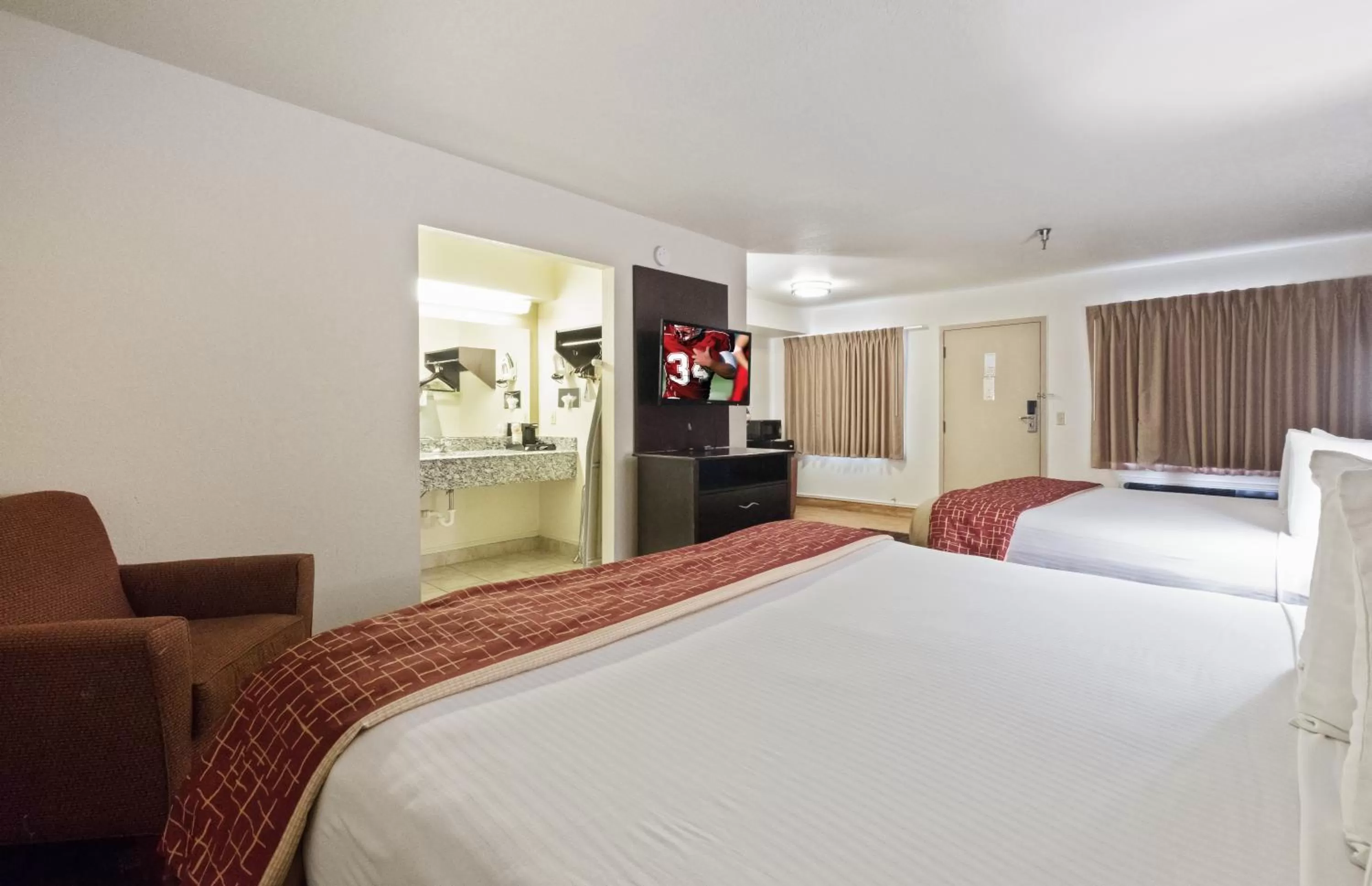 Photo of the whole room, Bed in Red Roof Inn Oklahoma Airport I 40 W Fairgrounds