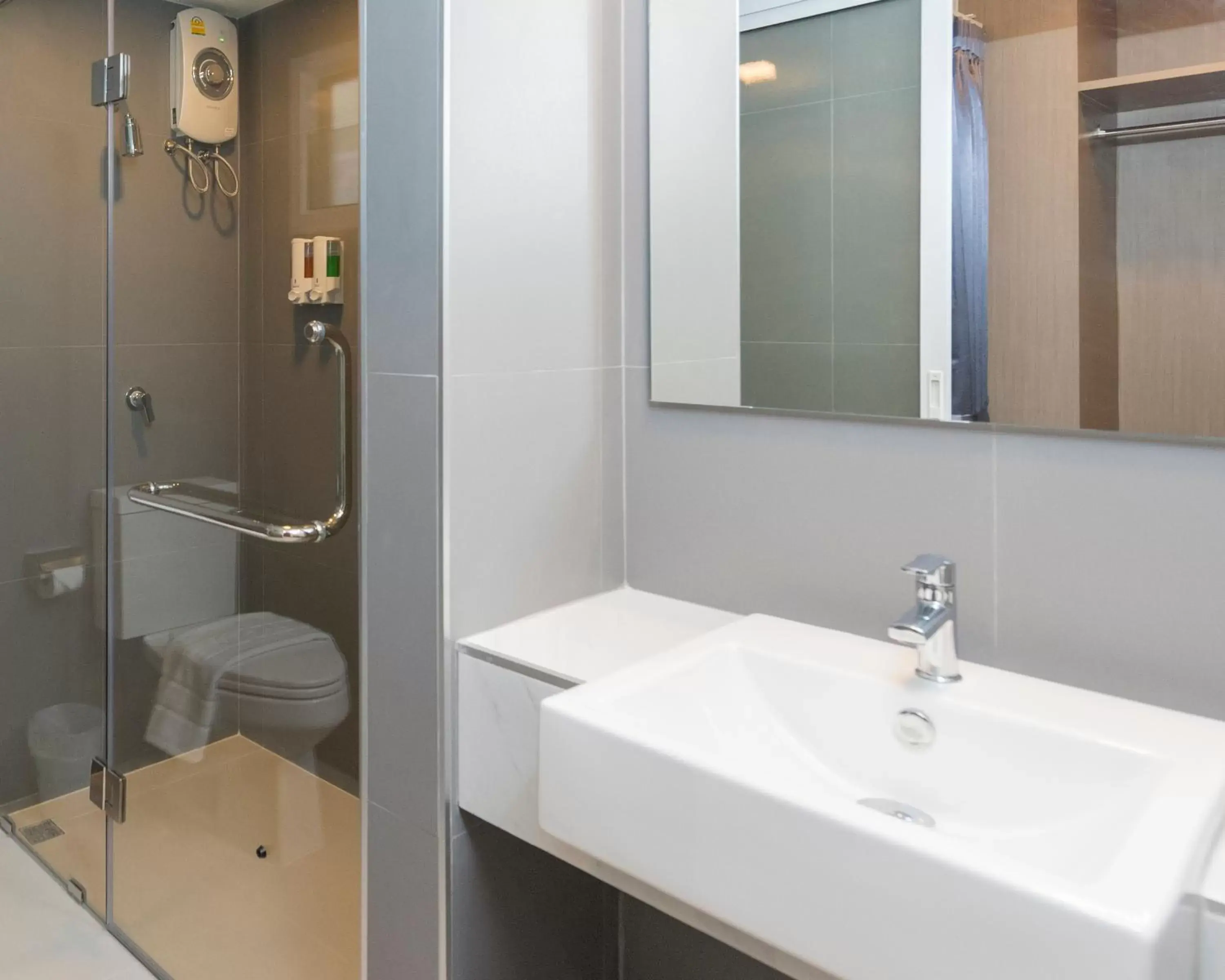 Shower, Bathroom in Trat City Hotel