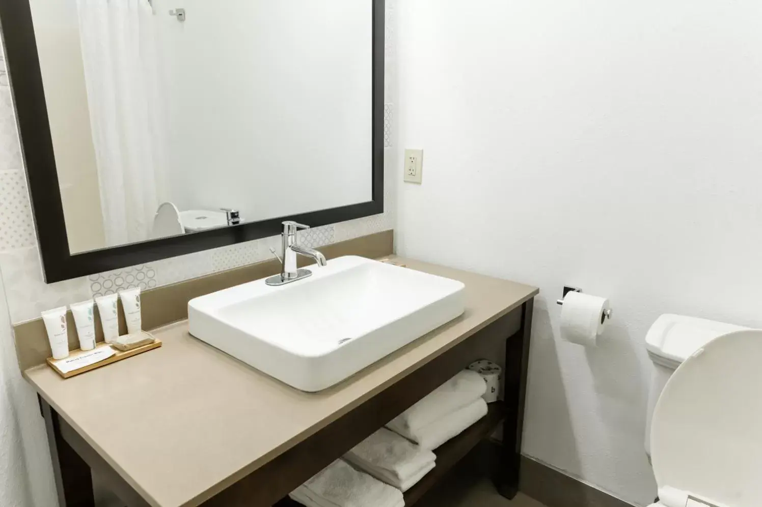 Bathroom in Country Inn & Suites by Radisson, Helen, GA