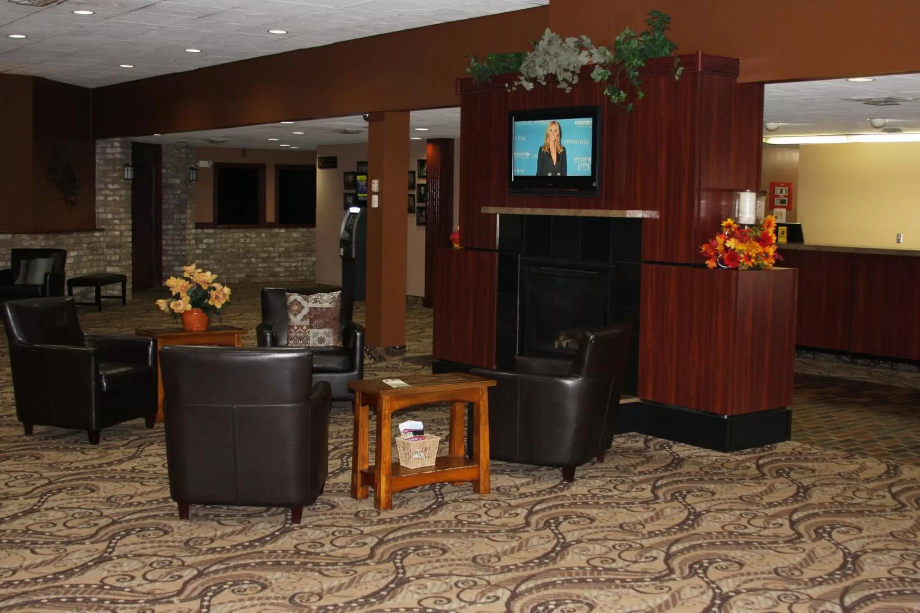 Communal lounge/ TV room, Lobby/Reception in Gladstone Inn and Suites