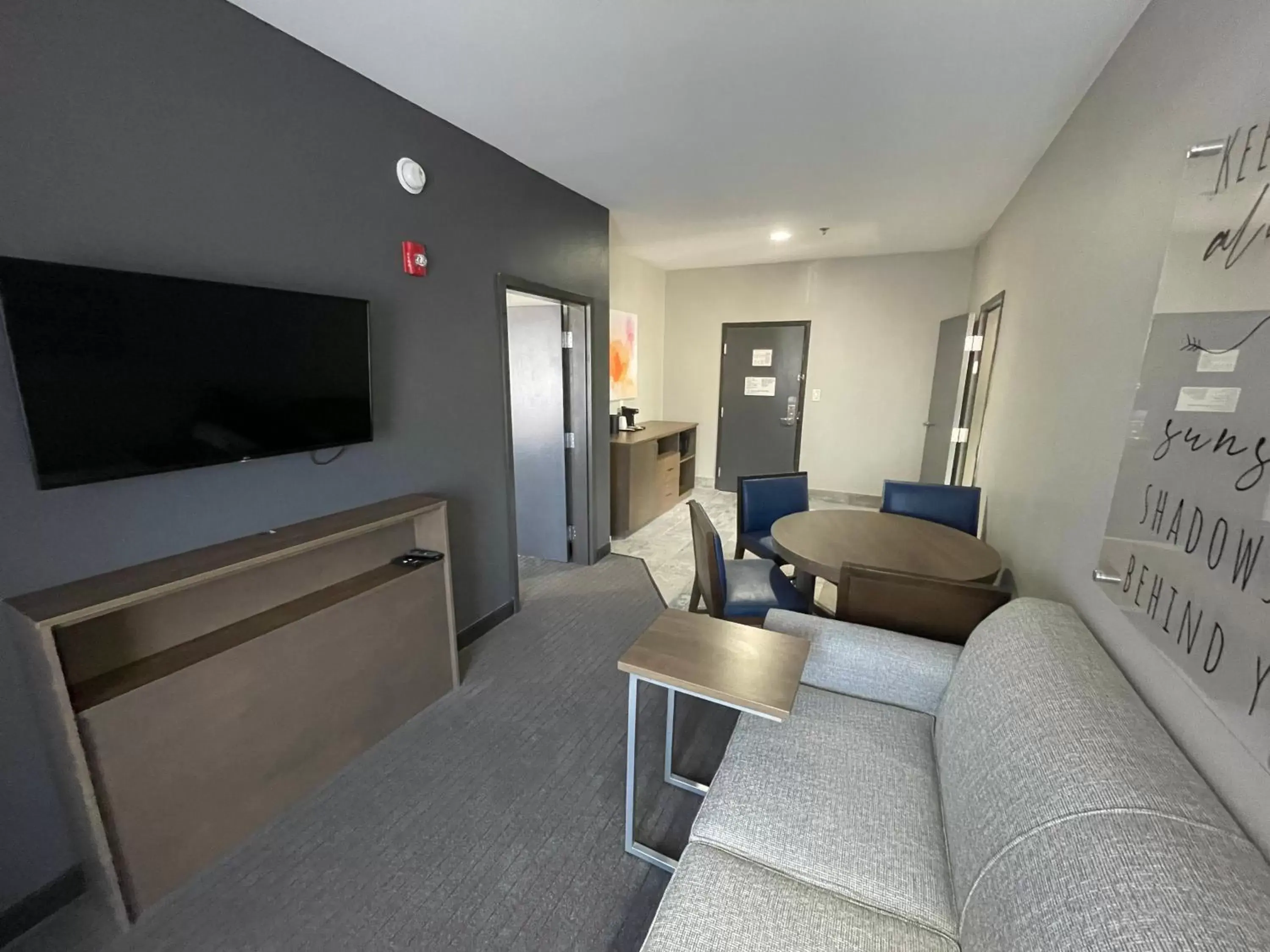 Living room, Seating Area in La Quinta Inn & Suites by Wyndham Augusta Near Fort Gordon
