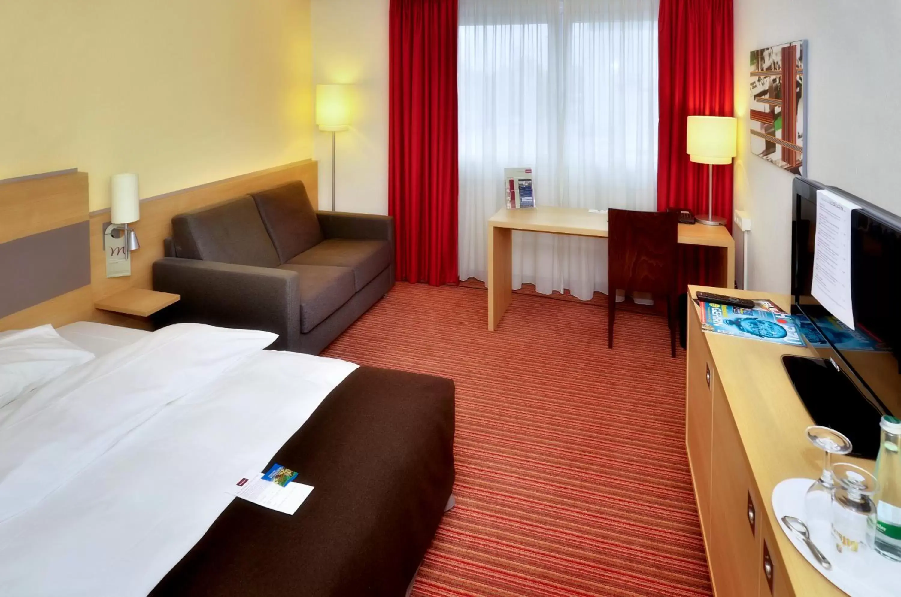 Photo of the whole room, TV/Entertainment Center in The Rilano Hotel Stuttgart Böblingen