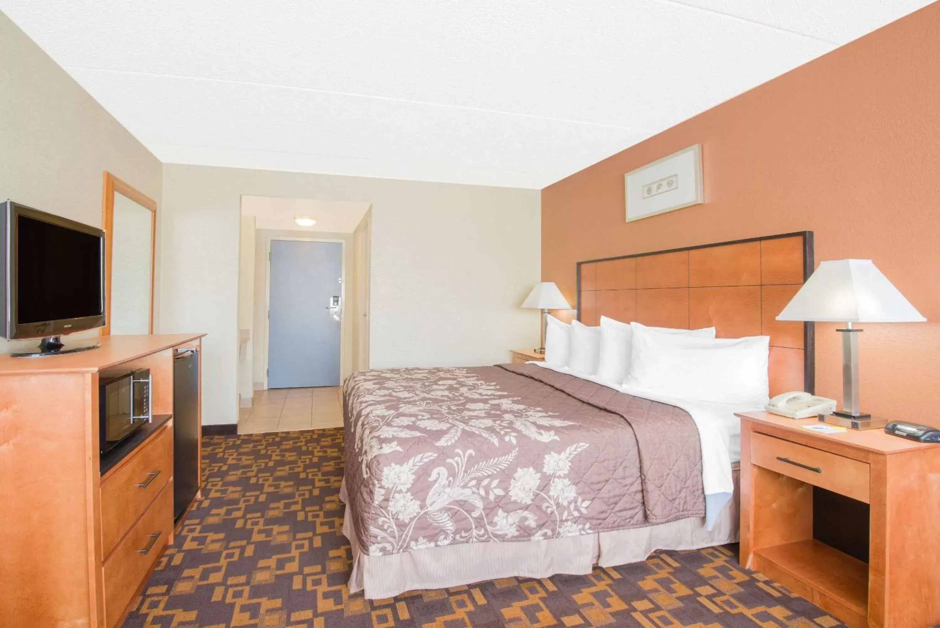 Photo of the whole room, Bed in Days Inn by Wyndham Gettysburg