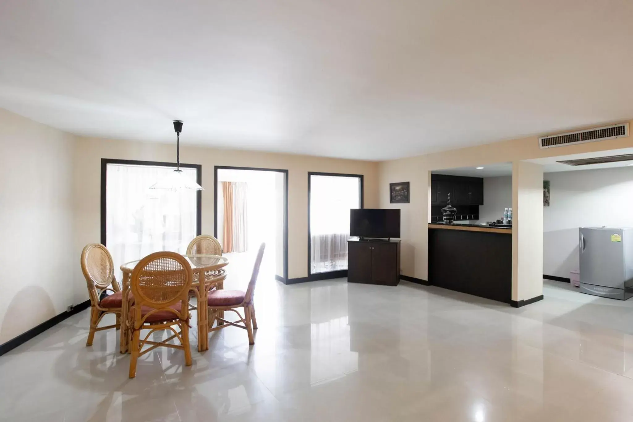 Living room, Dining Area in Methavalai Hotel