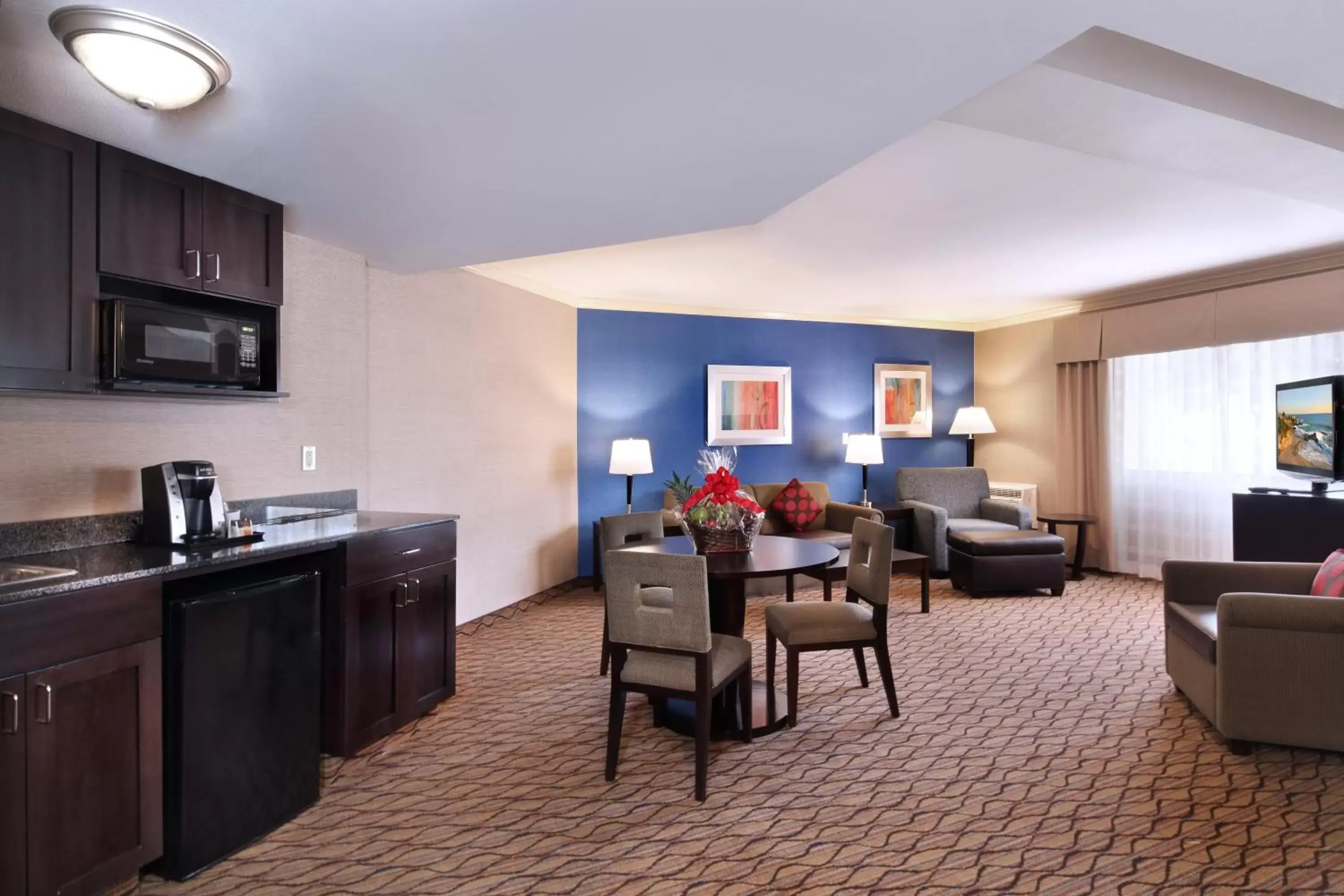 Photo of the whole room, Kitchen/Kitchenette in Holiday Inn Express Port Hueneme, an IHG Hotel