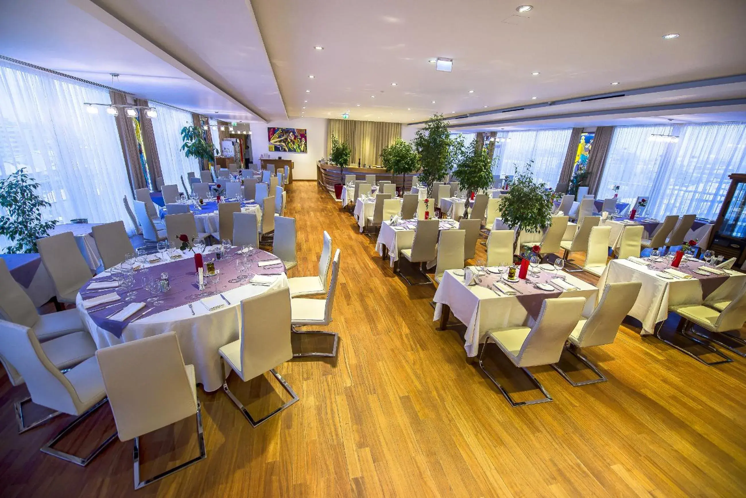 Restaurant/places to eat in Marshal Garden Hotel