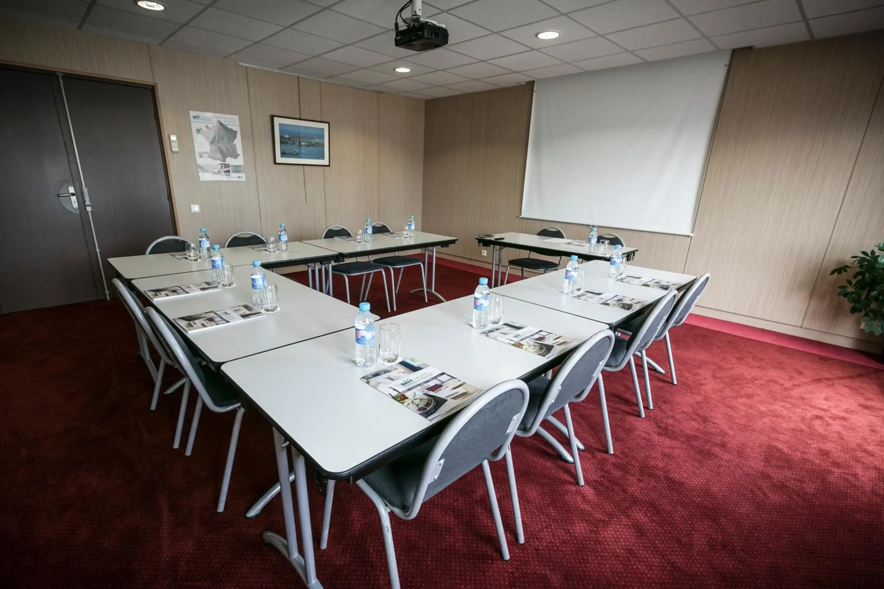 Meeting/conference room in Brit Hotel Rennes Le Castel