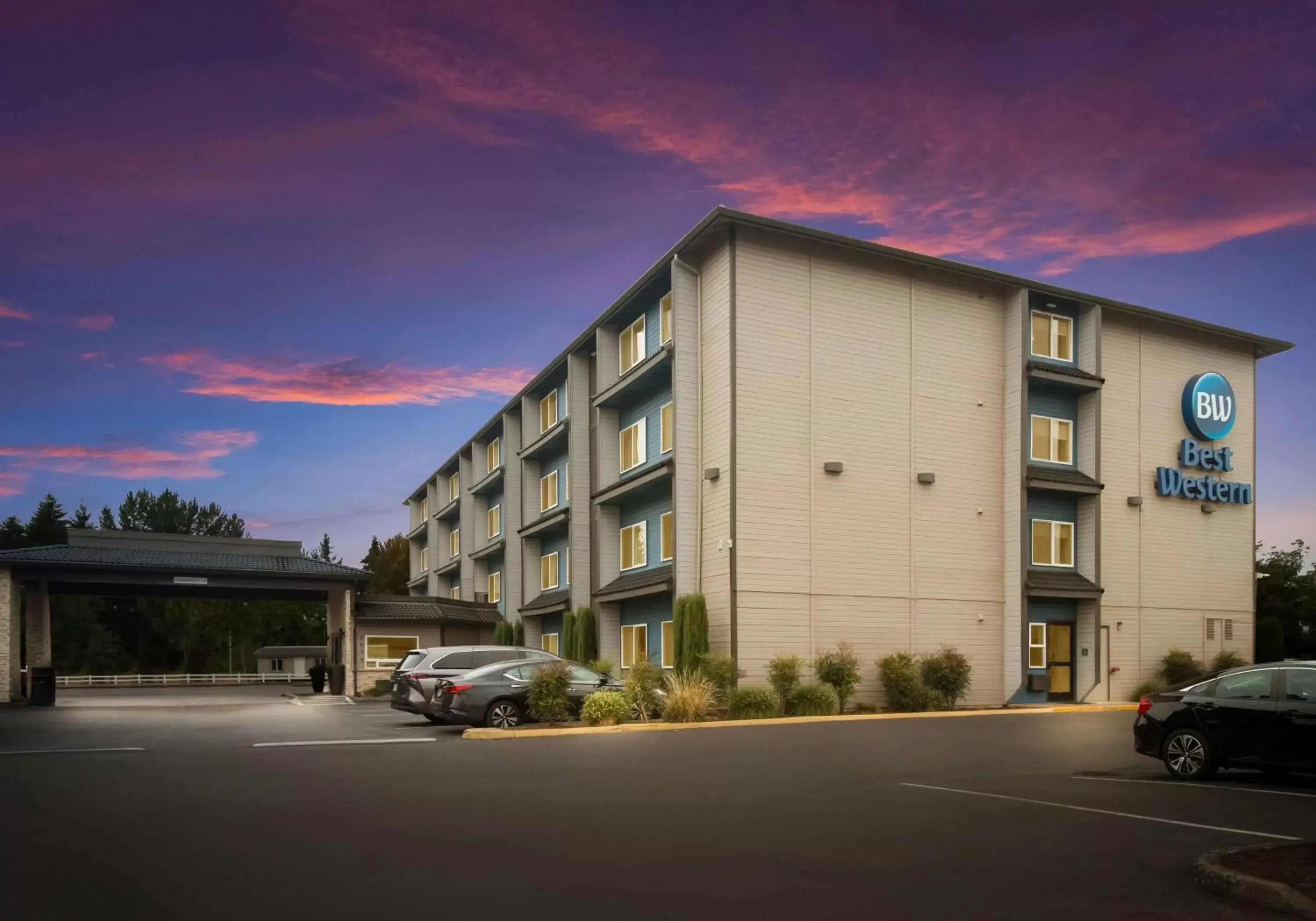 Property building in Best Western McMinnville Inn Property building in Best Western McMinnville Inn