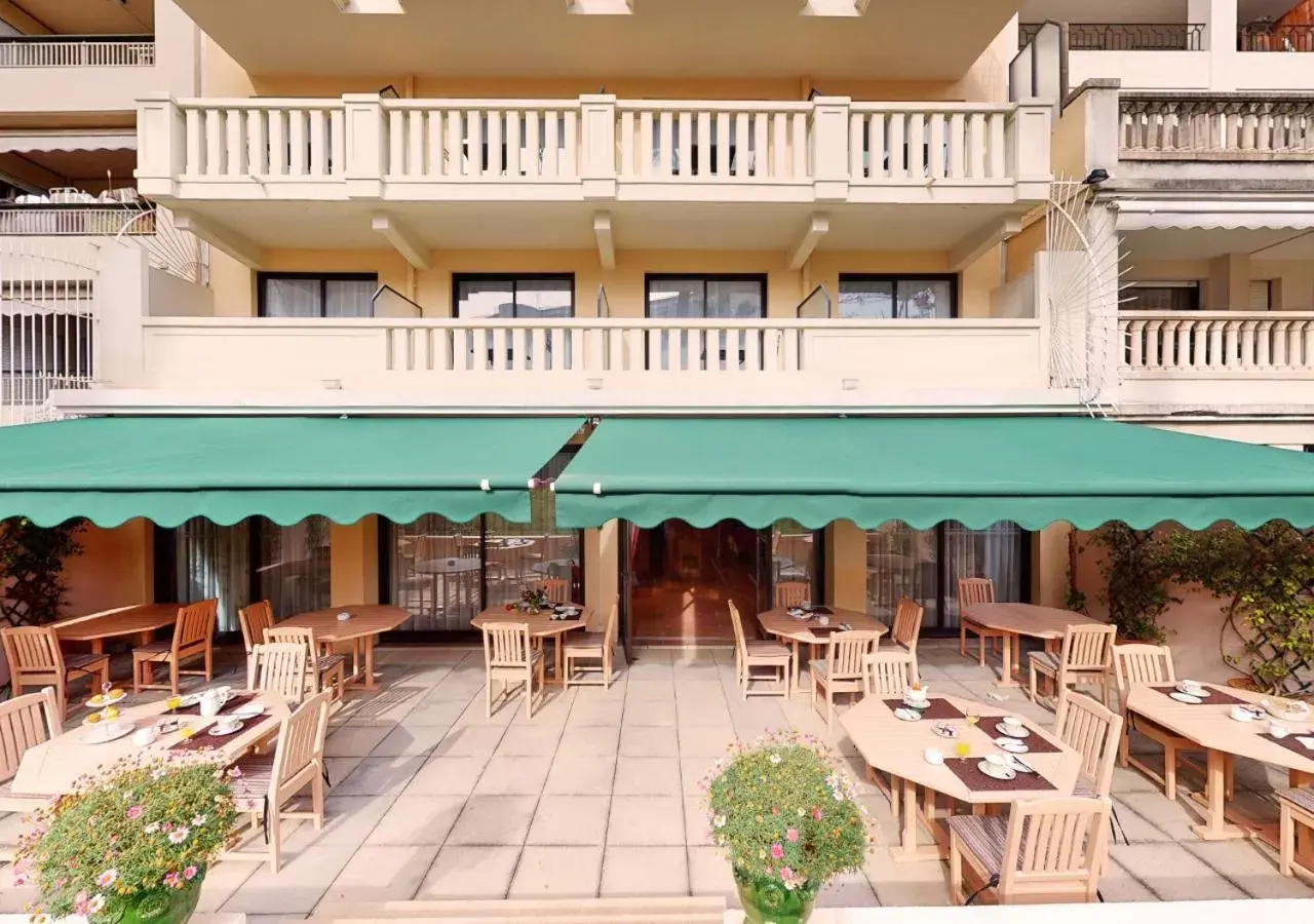 Patio, Restaurant/Places to Eat in Sun Riviera Hotel