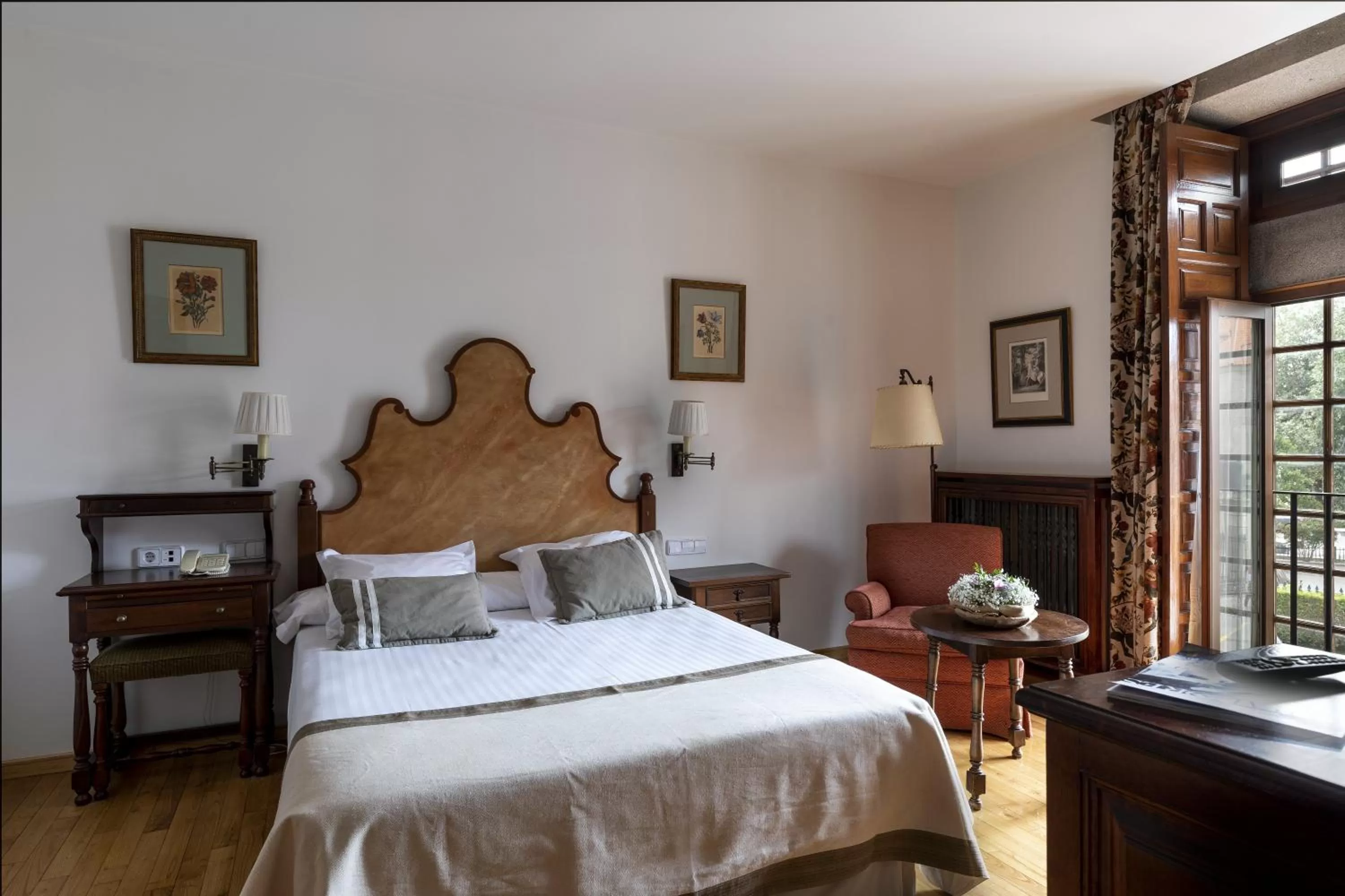 Photo of the whole room, Bed in Parador de Cambados