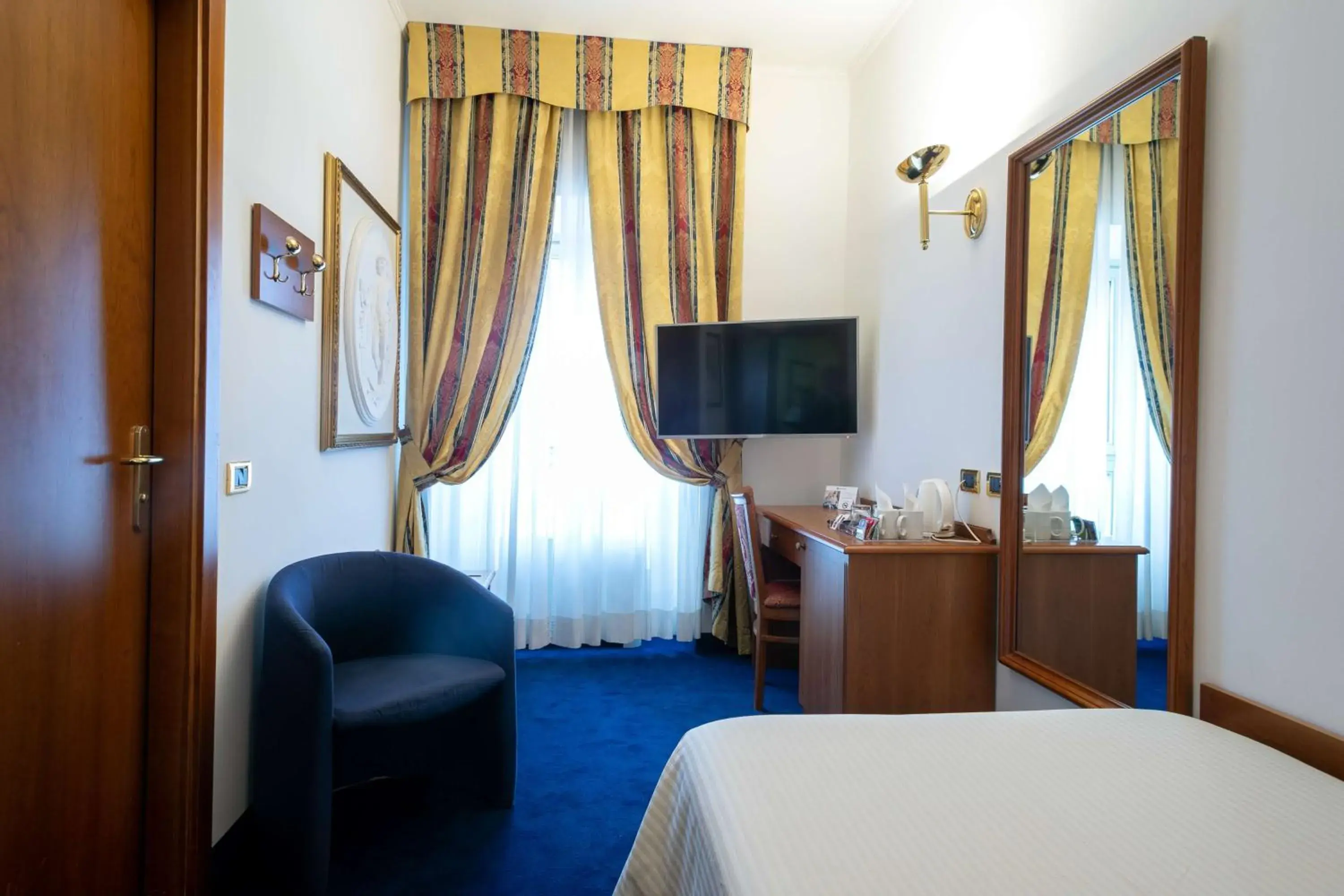 Photo of the whole room, TV/Entertainment Center in Best Western Hotel Cappello d'Oro