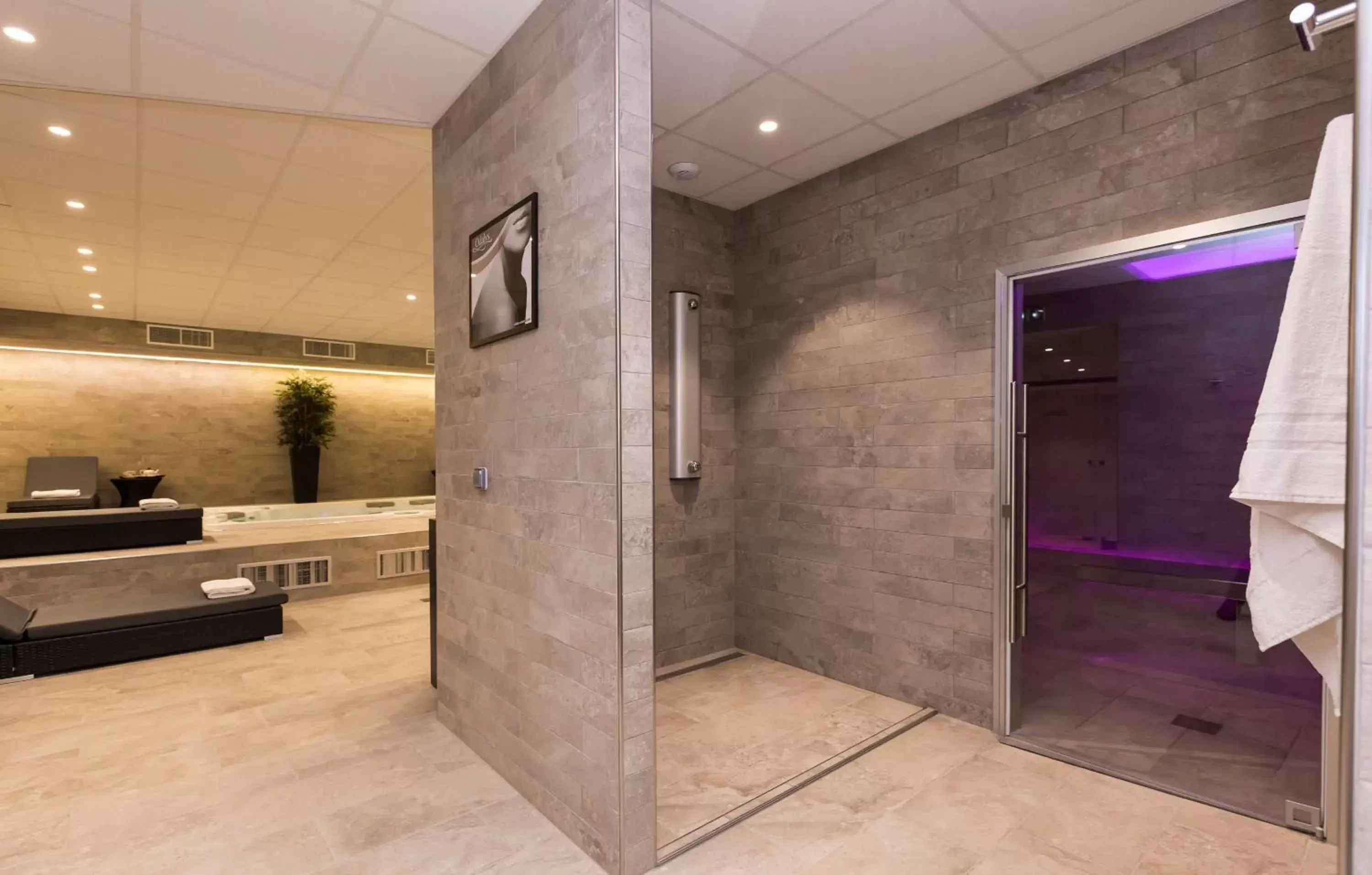 Spa and wellness centre/facilities, Bathroom in Odalys City Paris Montmartre