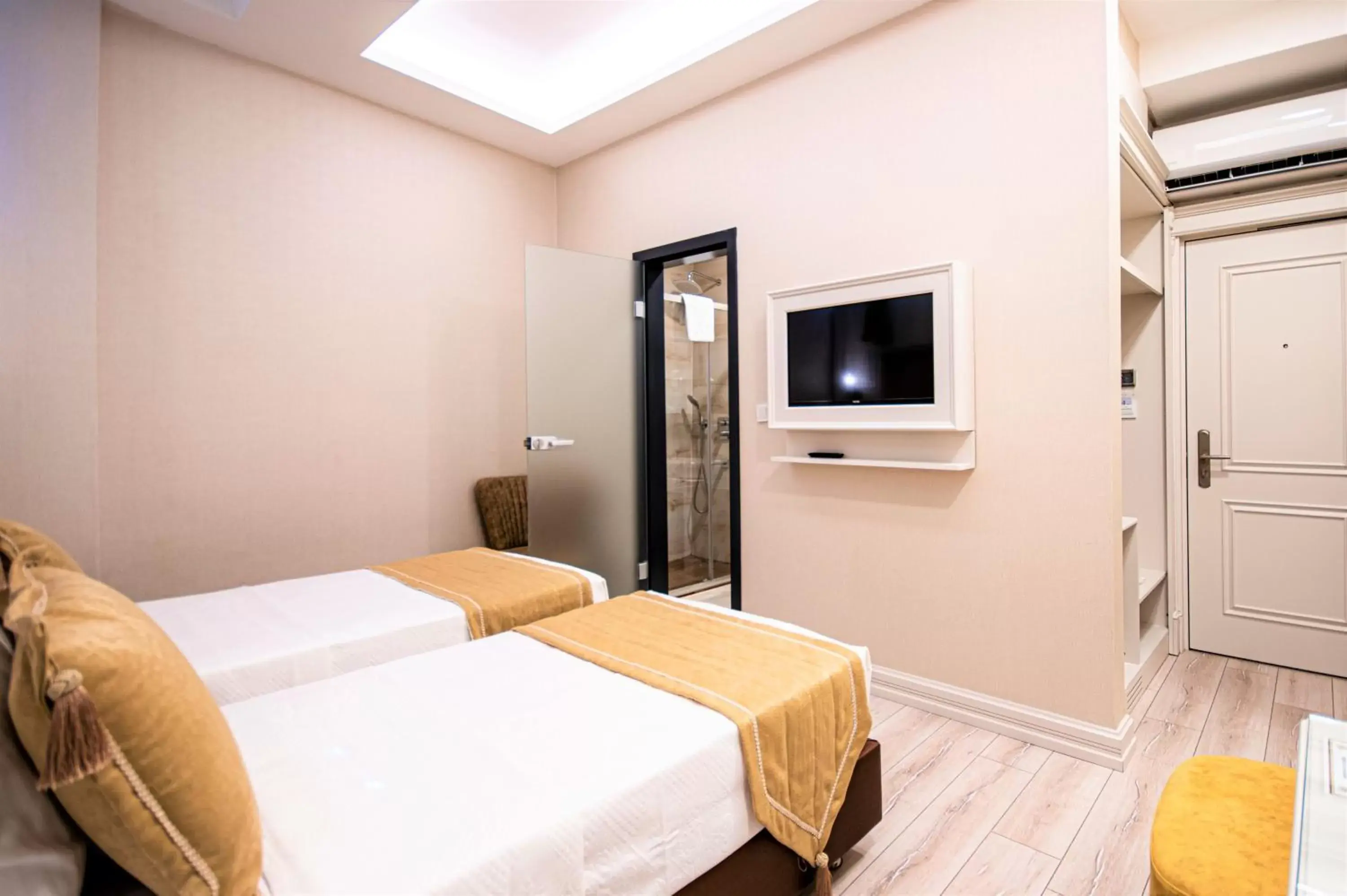 TV and multimedia, Bed in Boss Hotel Sultanahmet