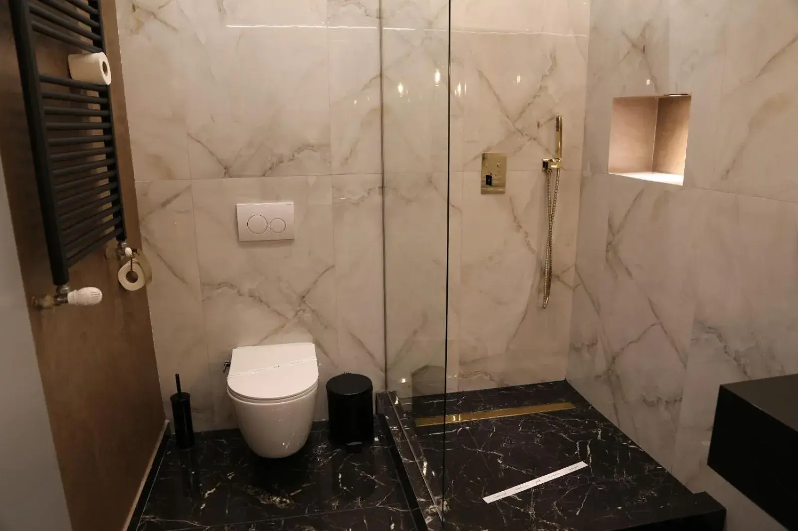 Shower, Bathroom in Vega Hotel