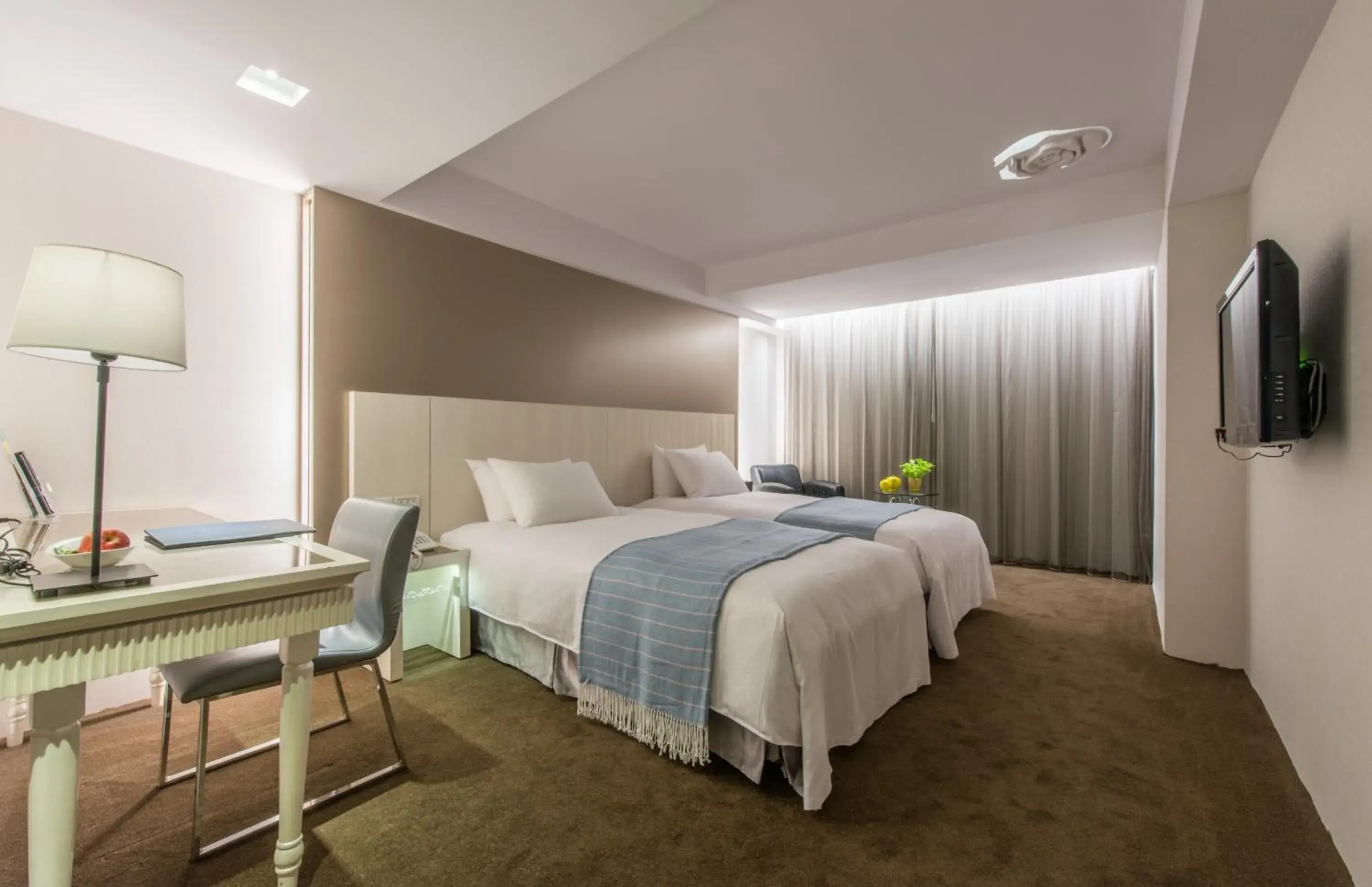 Property building, Bed in Forward Hotel Nangang