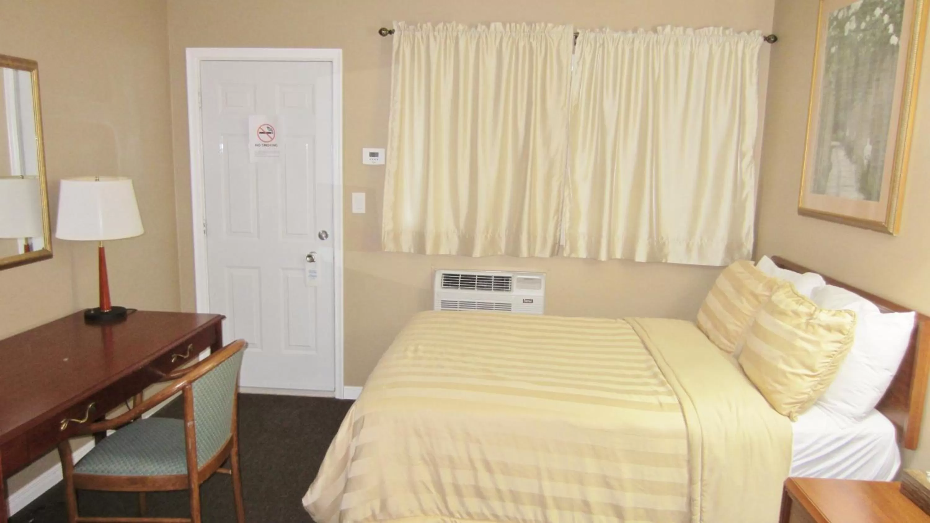 Bed in Village Inn & Suites - Sudbury