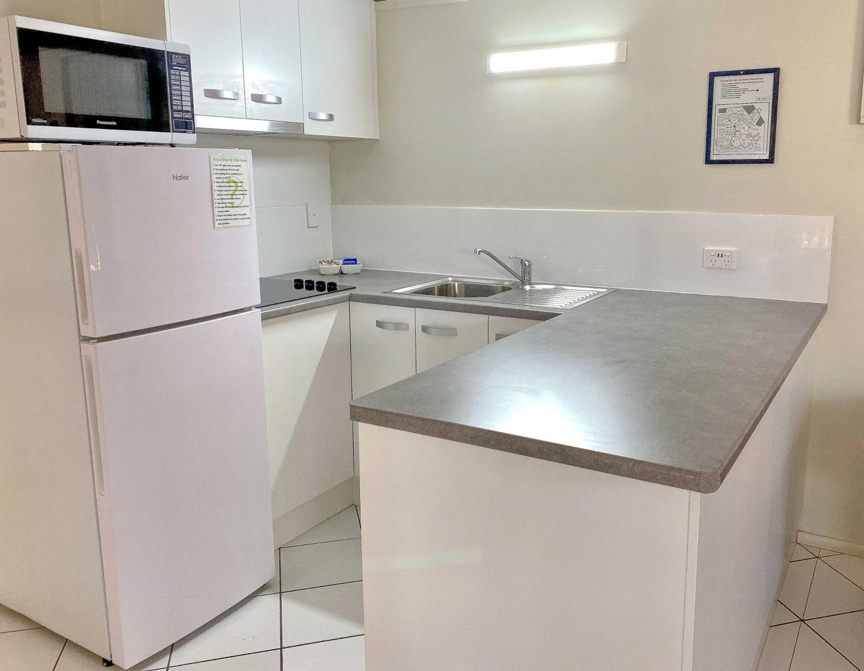 Kitchen or kitchenette in Kellys Beach Resort