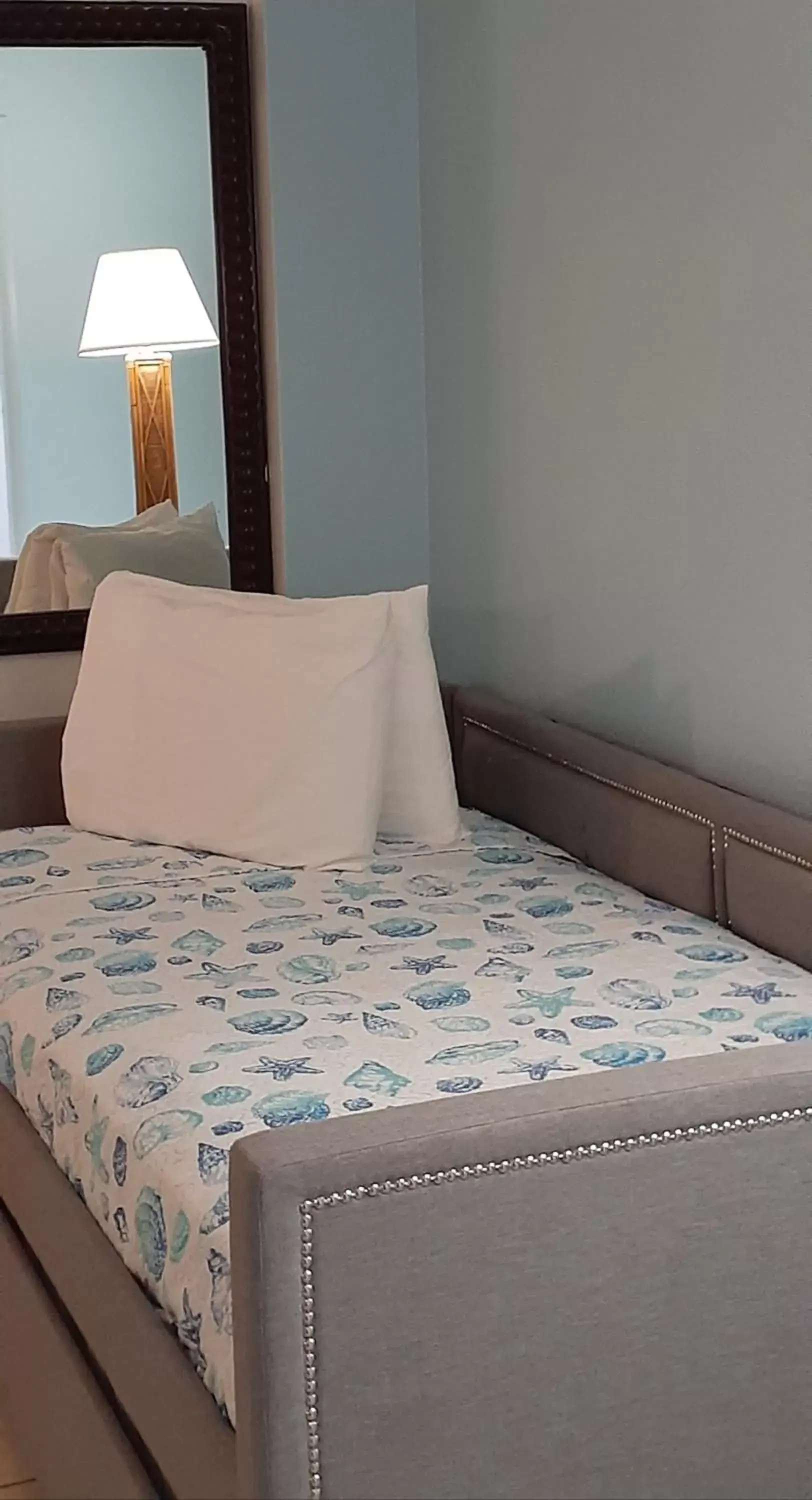 Bed in Daytona Beach Hawaiian Inn