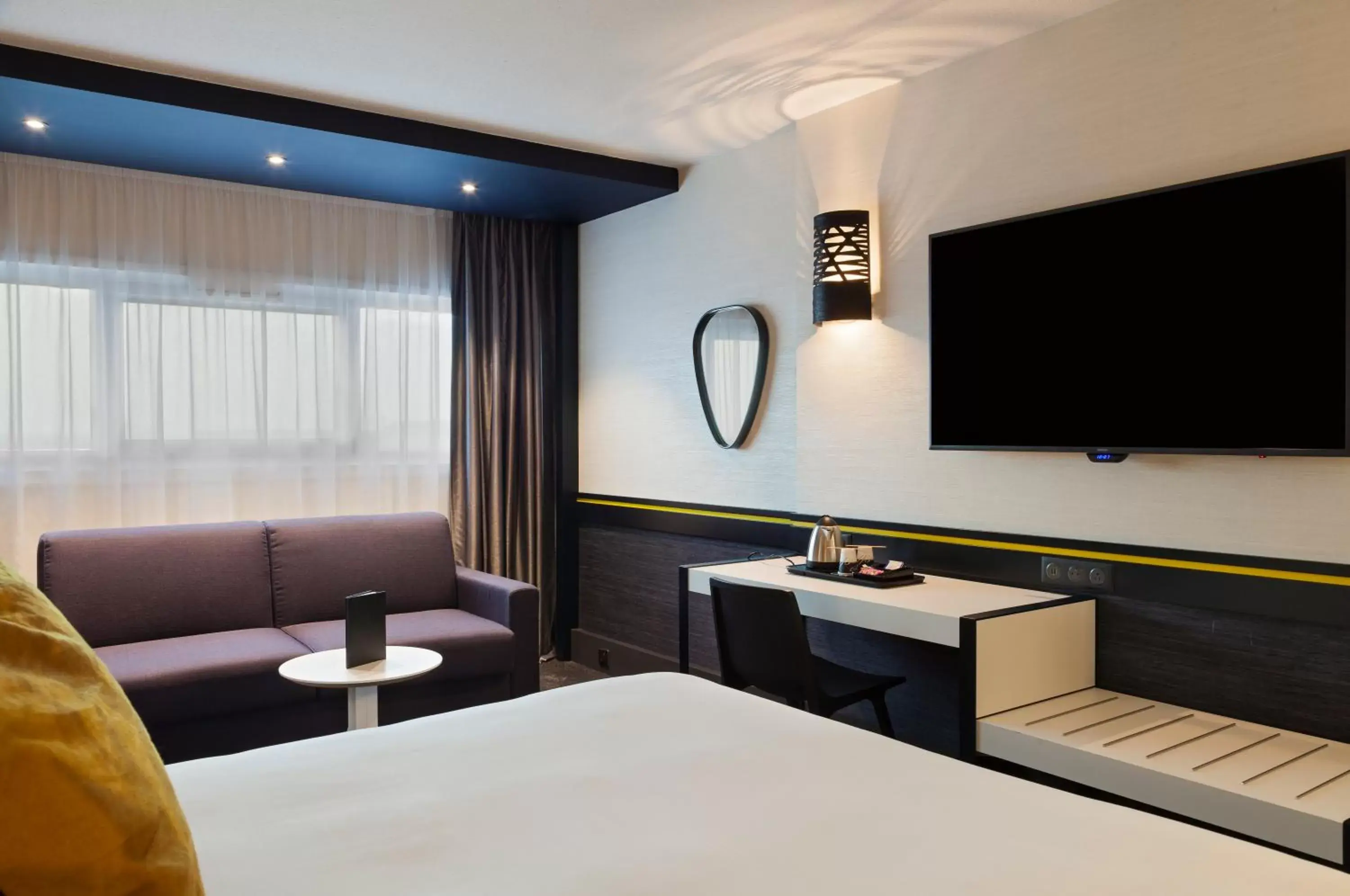Bedroom, TV/Entertainment Center in Hotel Inn Paris CDG Airport - ex Best Western
