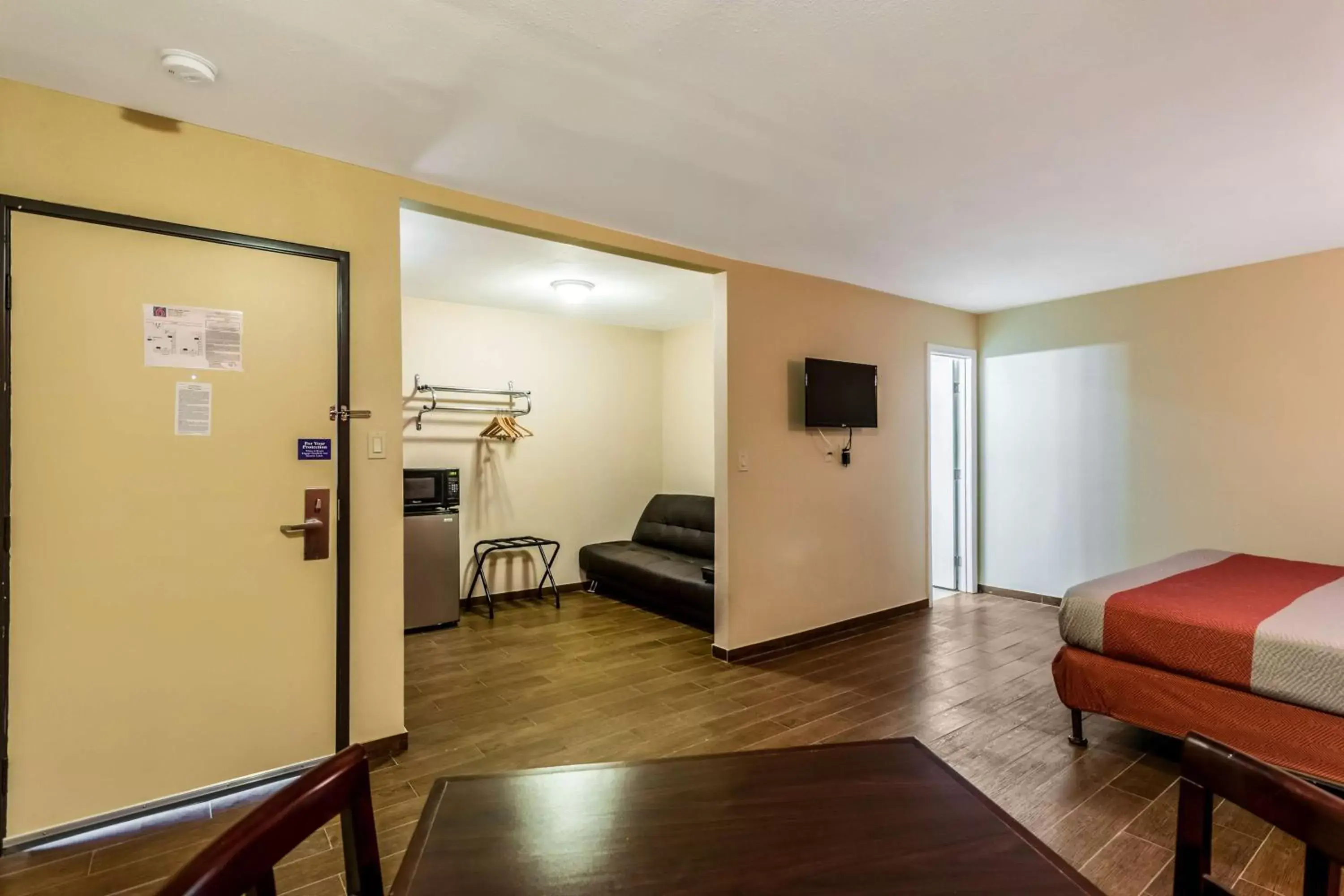 TV and multimedia, Seating Area in Motel 6-Blythe, CA - South