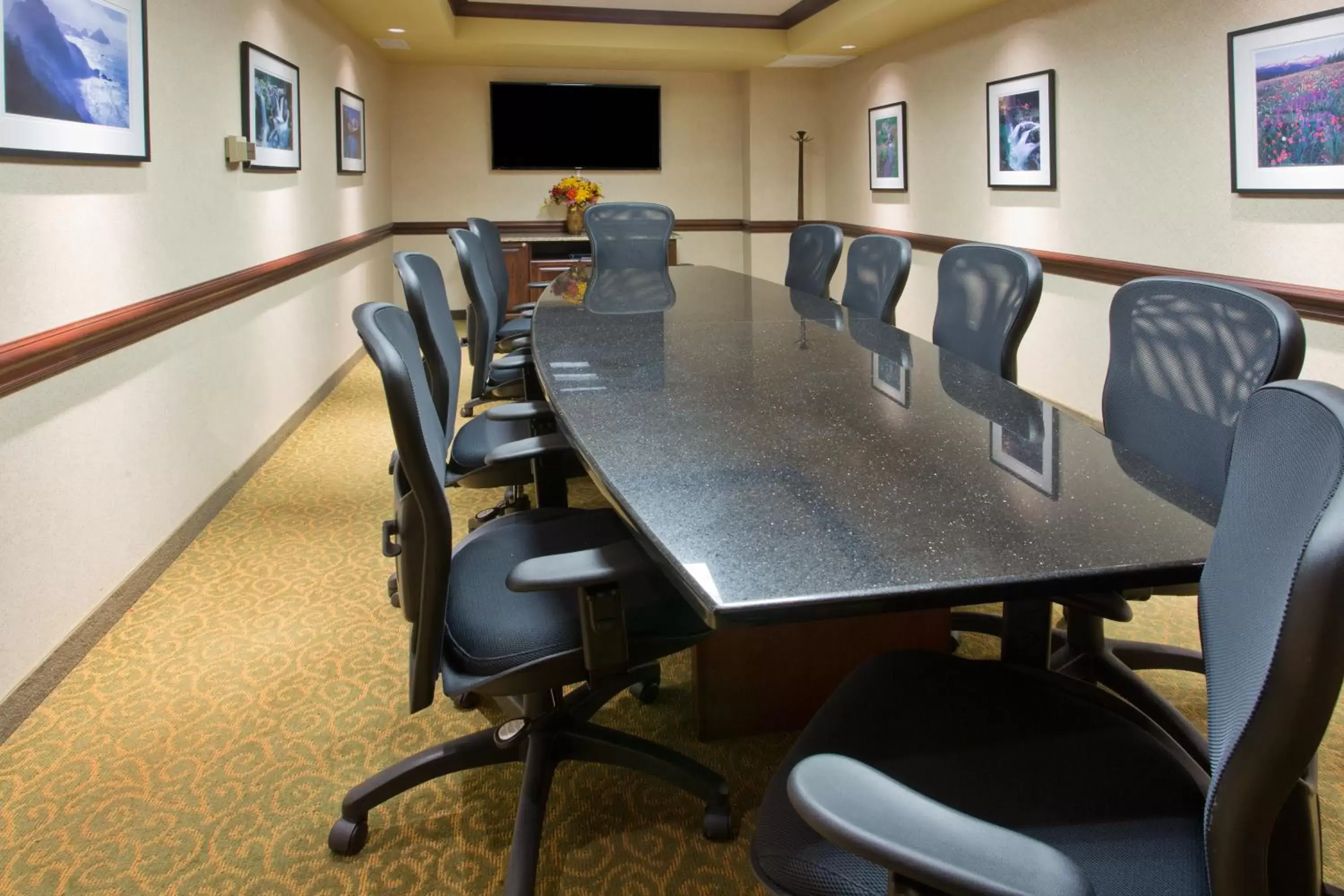 Meeting/conference room in Holiday Inn Express Hotel & Suites Portland-Northwest Downtown, an IHG Hotel