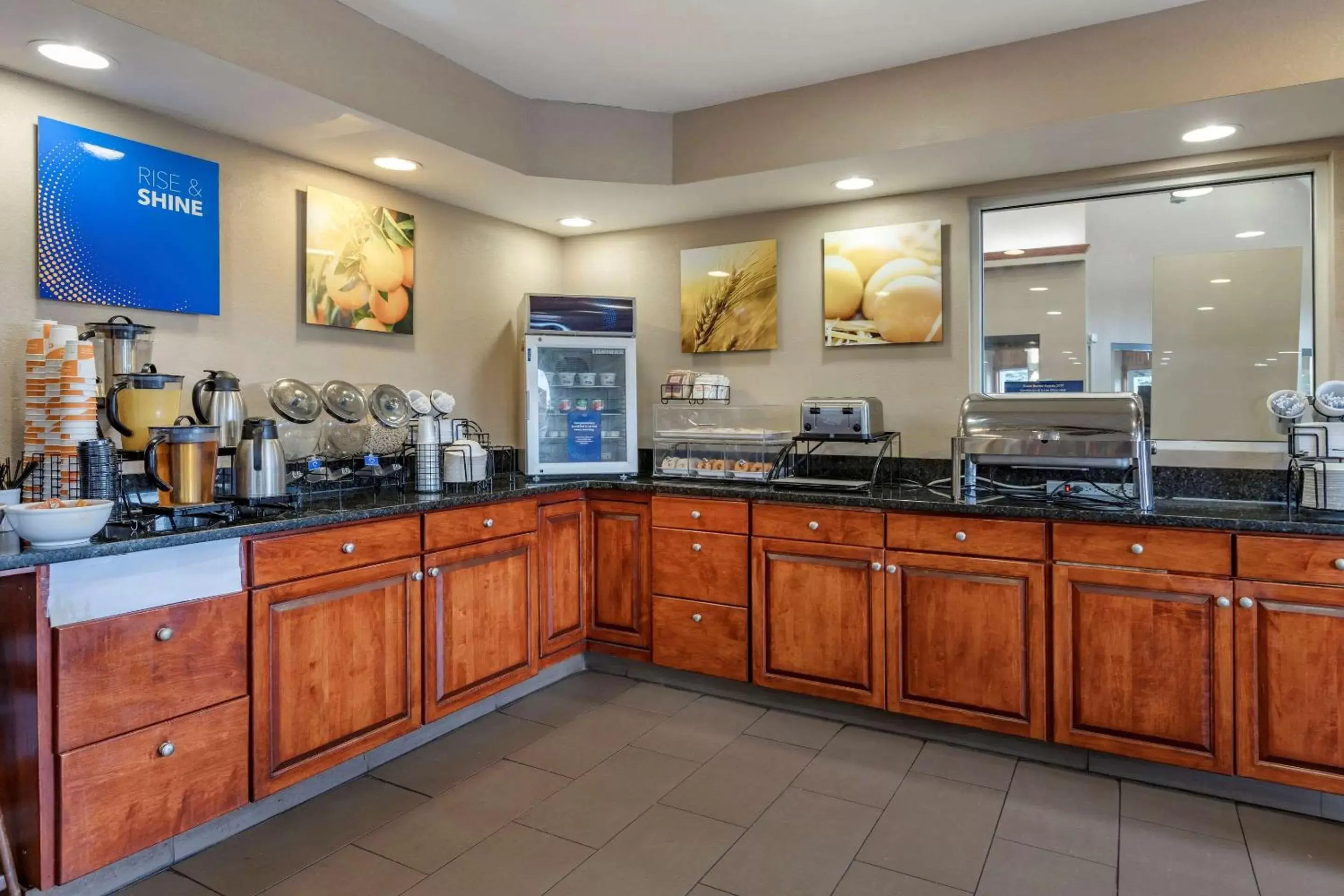 Restaurant/places to eat, Kitchen/Kitchenette in Comfort Inn & Suites Dimondale