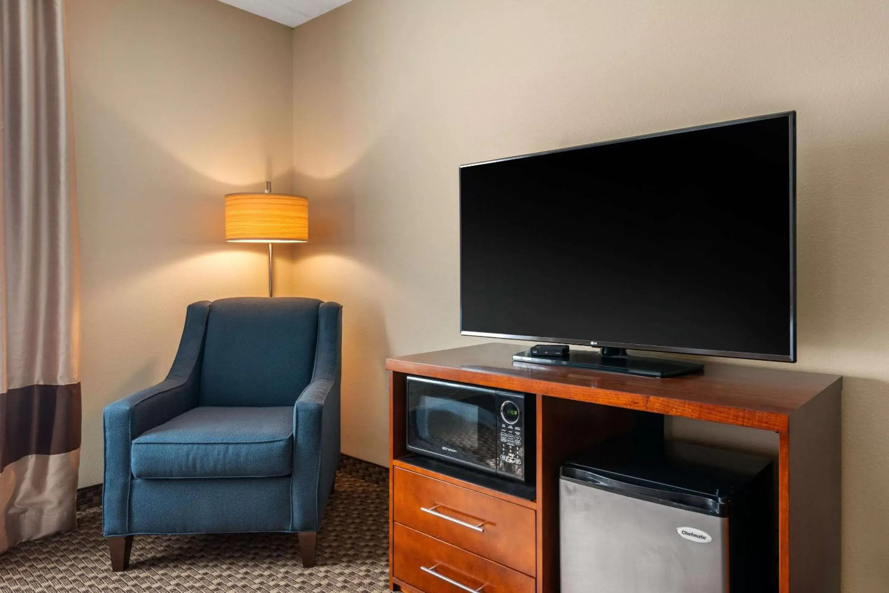 Photo of the whole room, TV/Entertainment Center in Comfort Inn & Suites Wildwood – The Villages