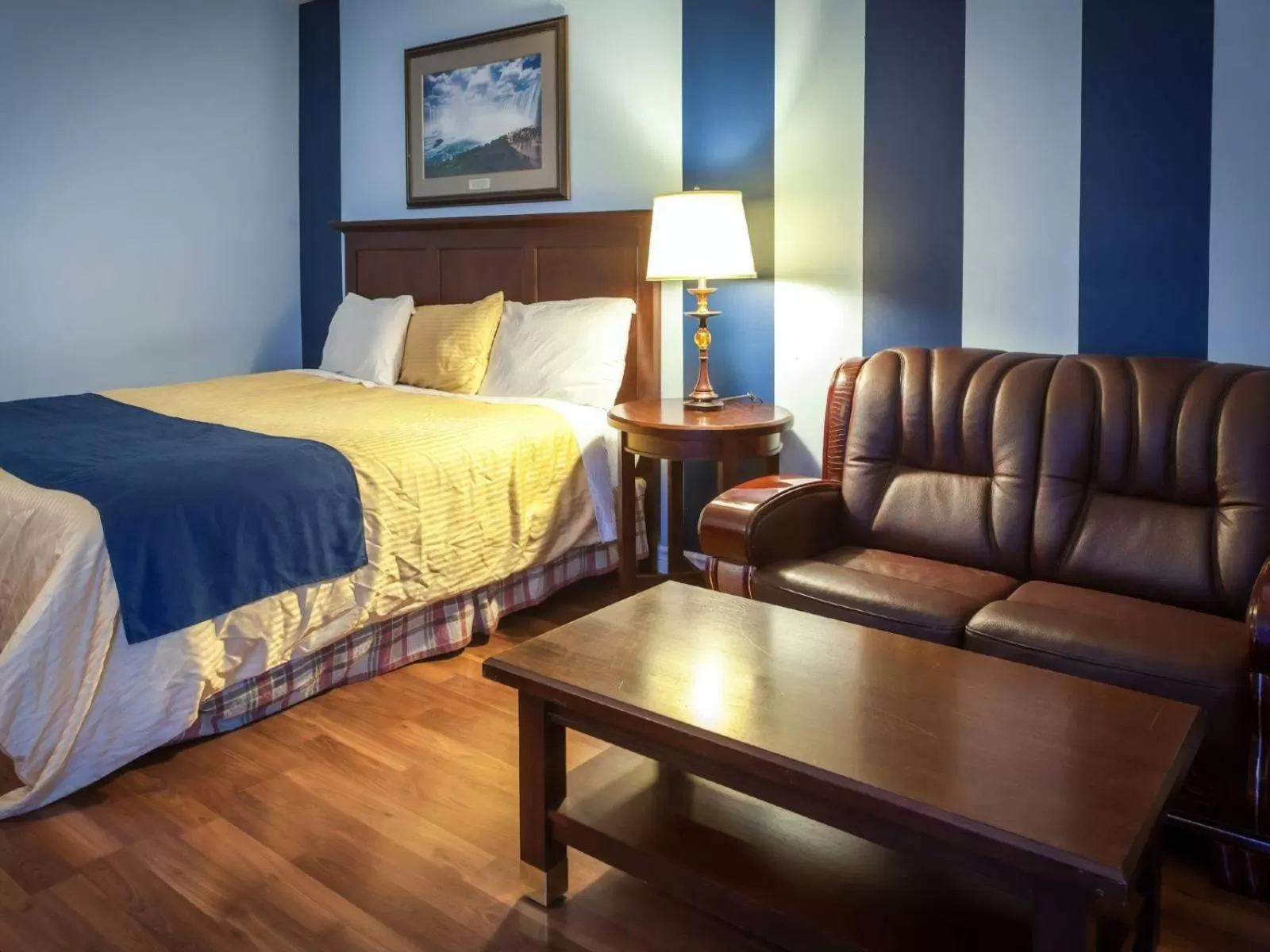 Living room, Bed in Villager Lodge Niagara Falls