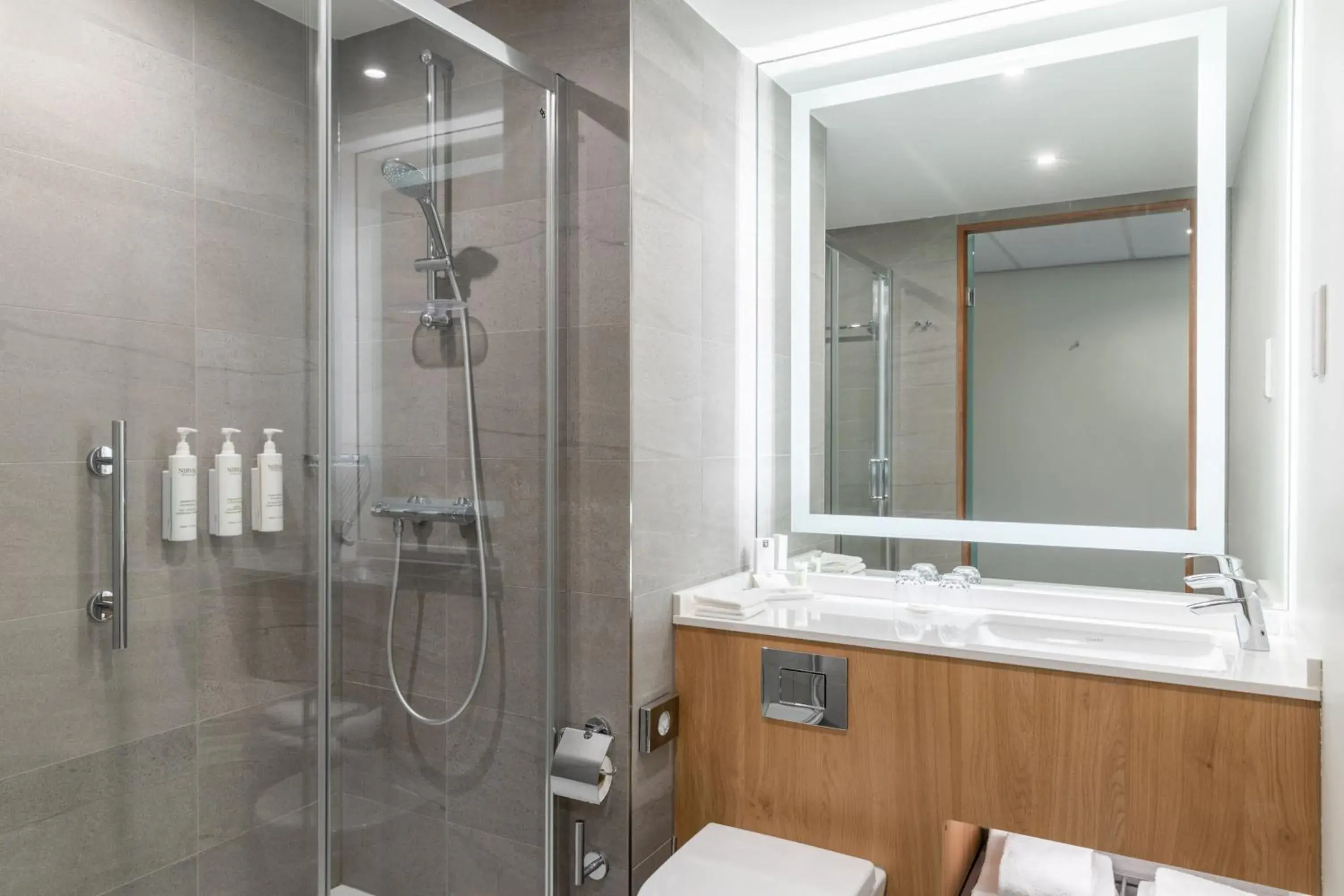 Photo of the whole room, Bathroom in Courtyard by Marriott Amsterdam Arena Atlas