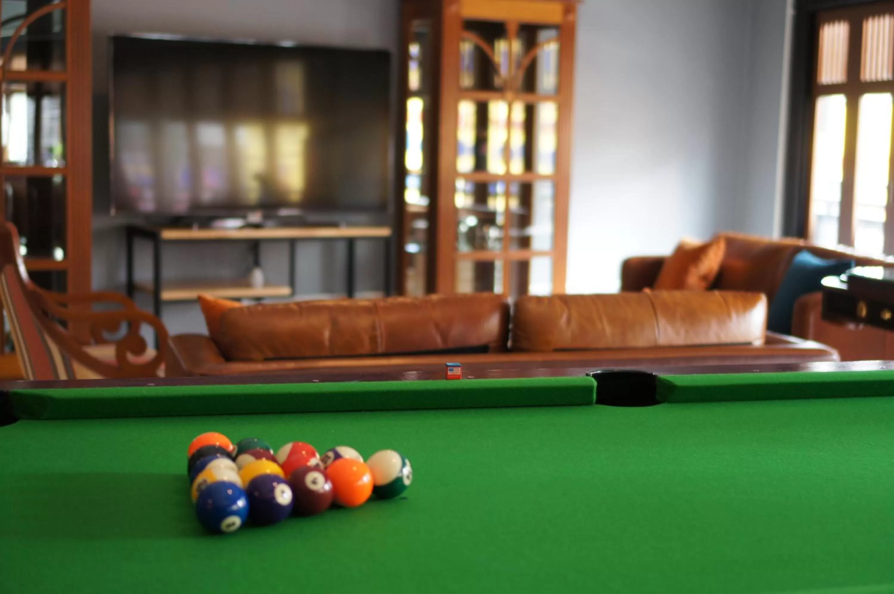 Communal lounge/ TV room in W22 by Burasari