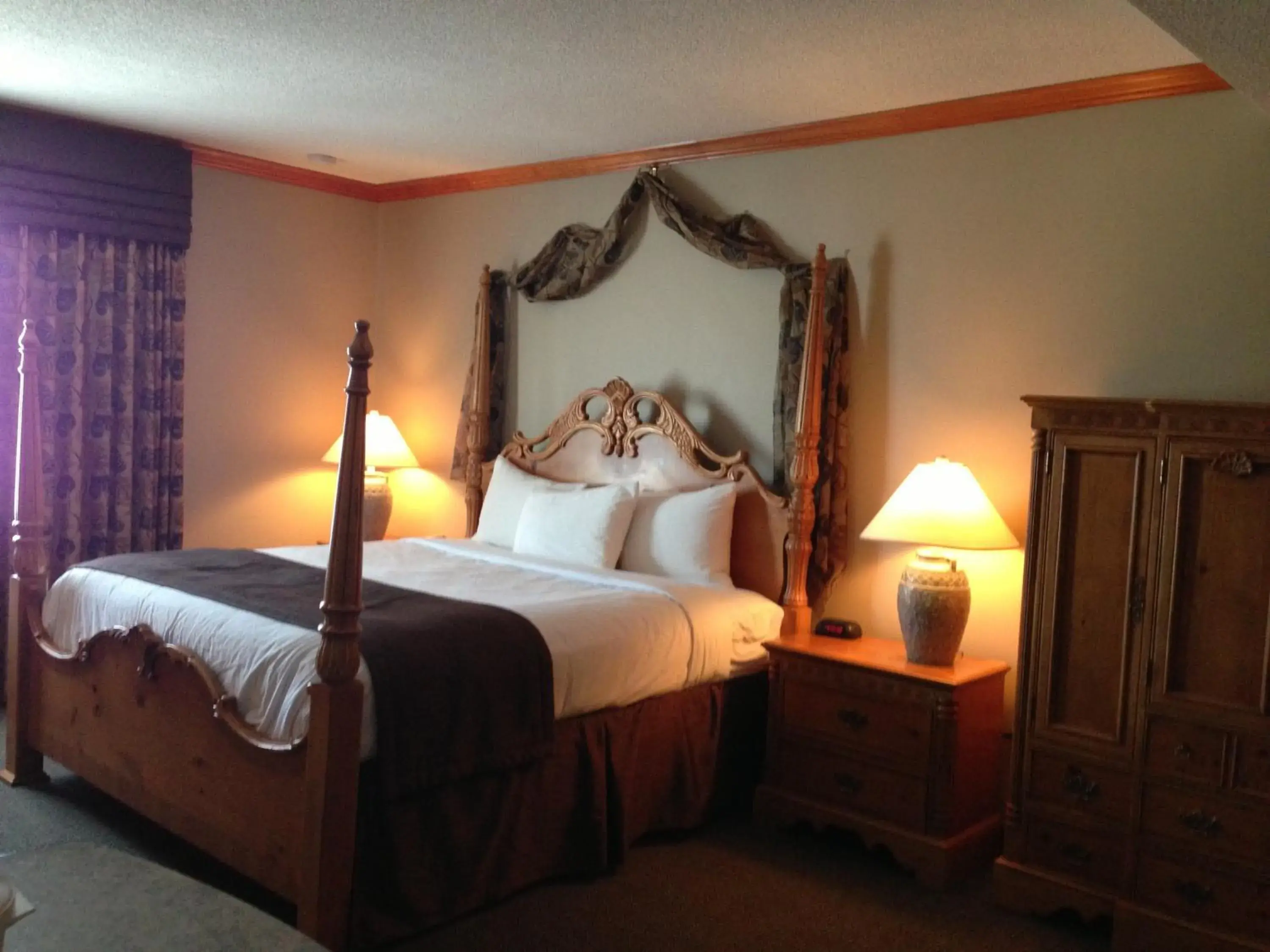 Photo of the whole room, Bed in Petawawa River Inn & Suites
