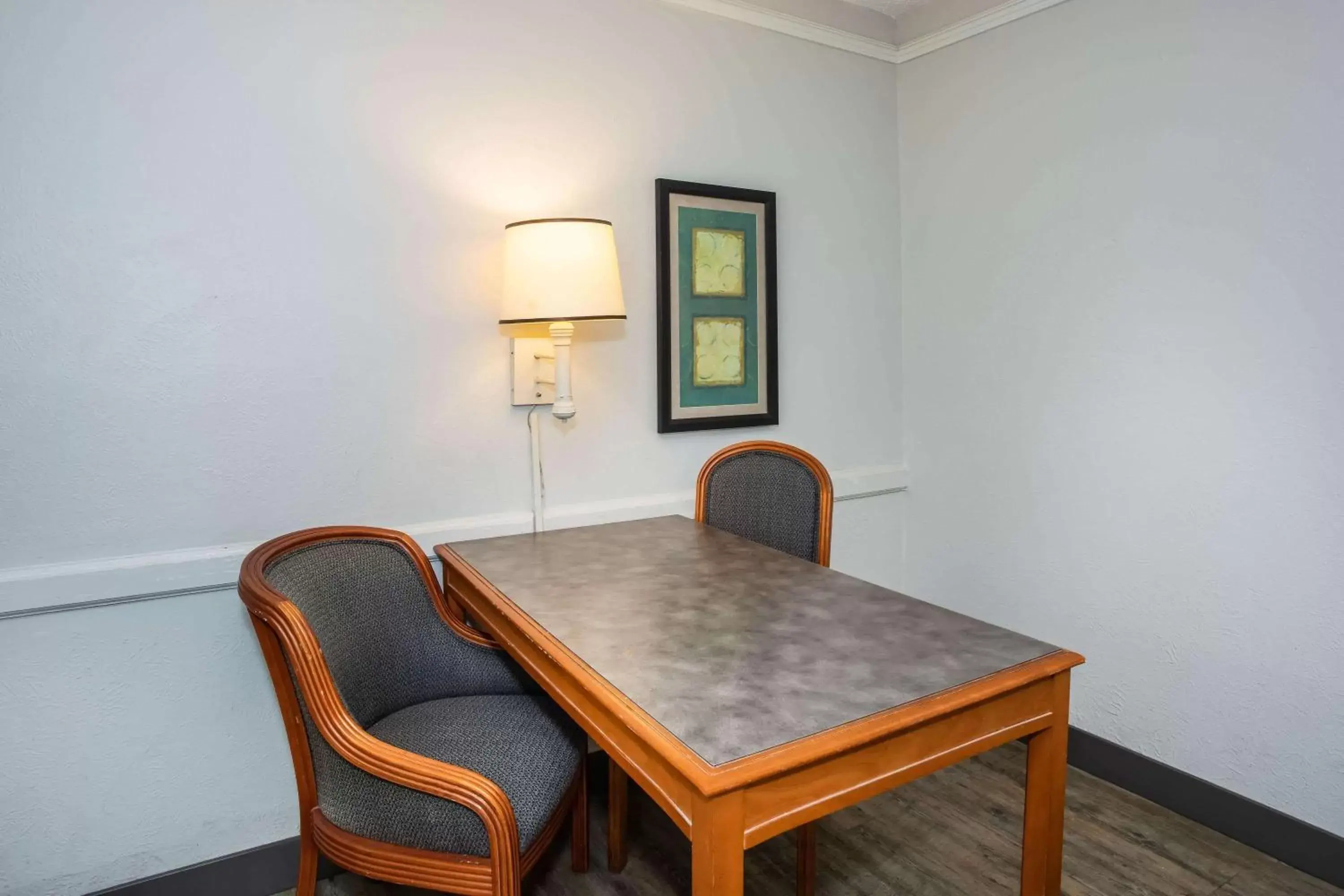 Photo of the whole room, Dining Area in La Quinta Inn by Wyndham Tallahassee North