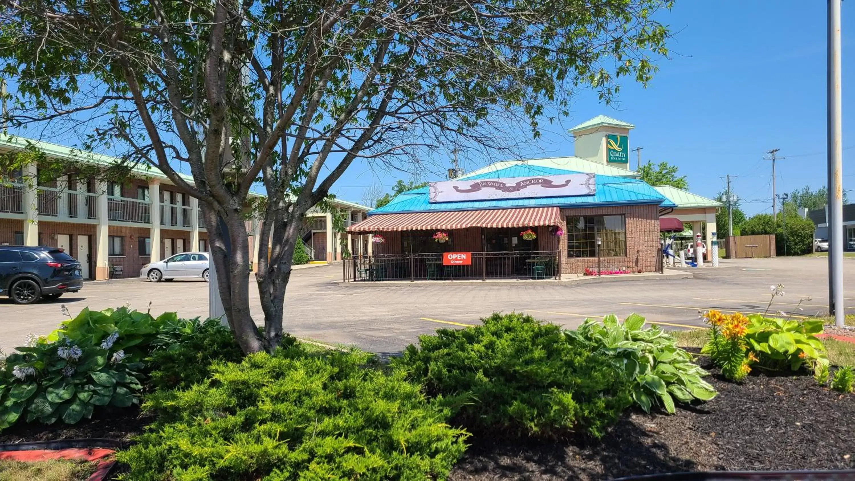 Patio, Property Building in Quality Inn & Suites 1000 Islands