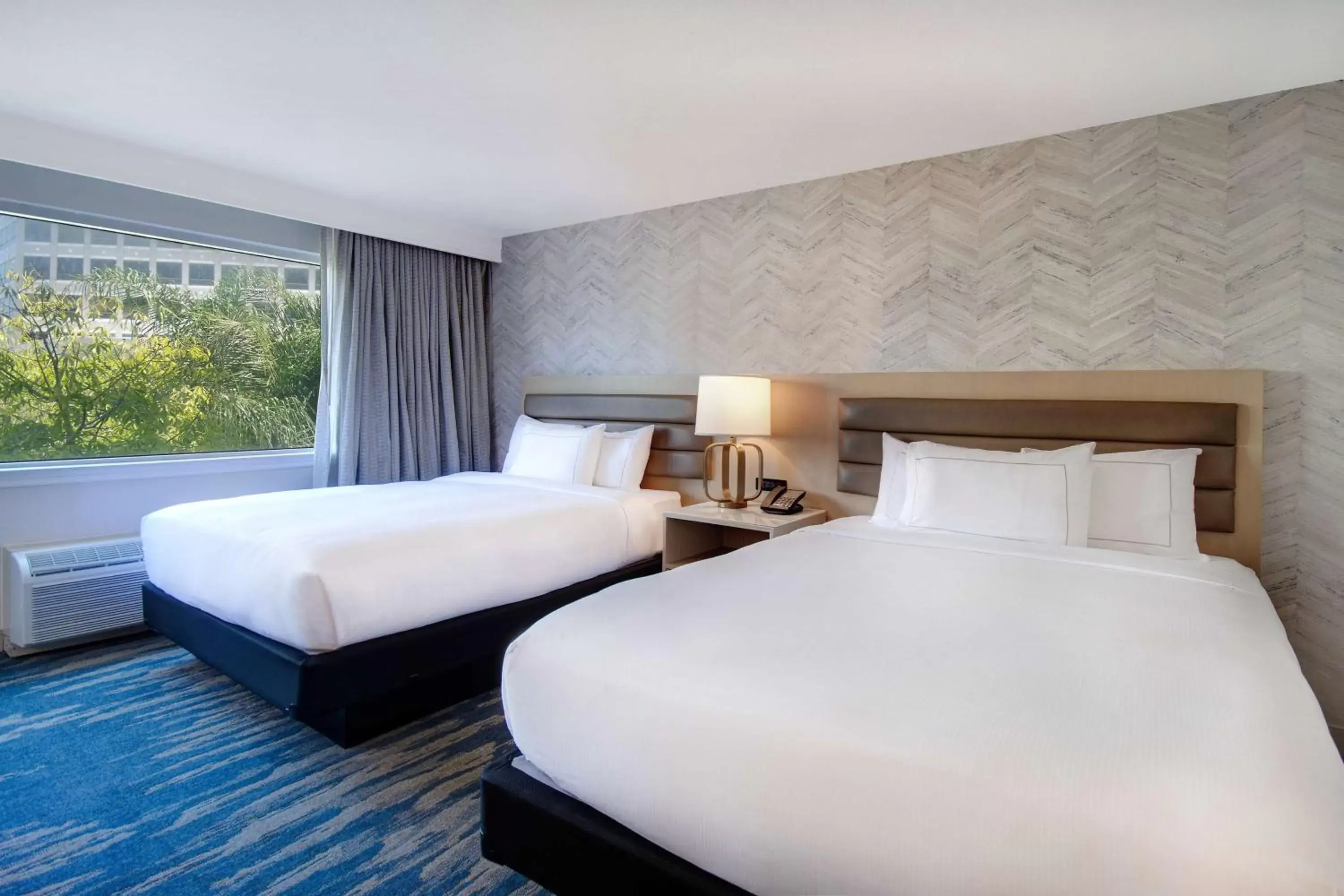 Bed in DoubleTree by Hilton LAX - El Segundo