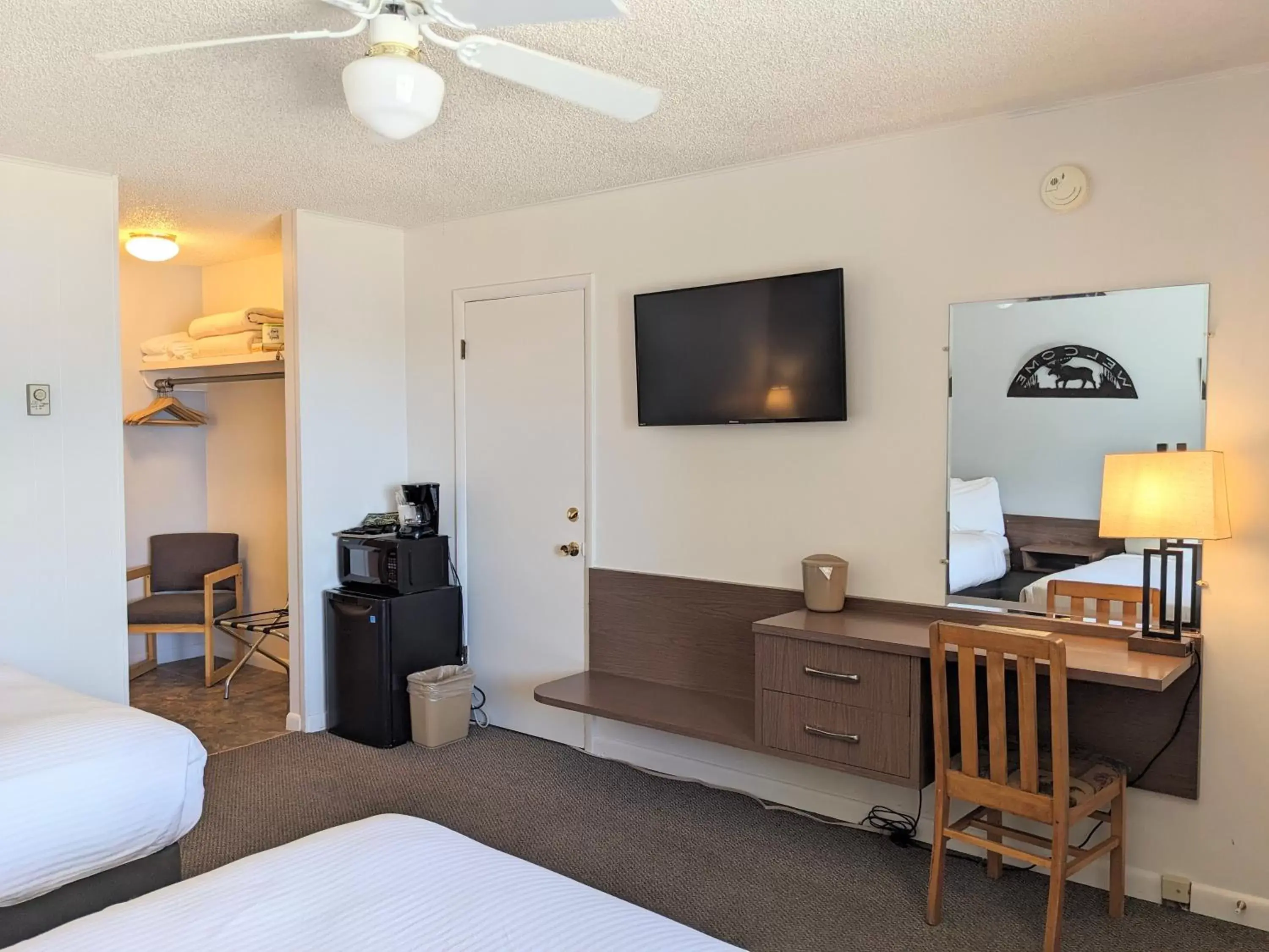 Bedroom, TV/Entertainment Center in Western Riviera Lakeside Lodging