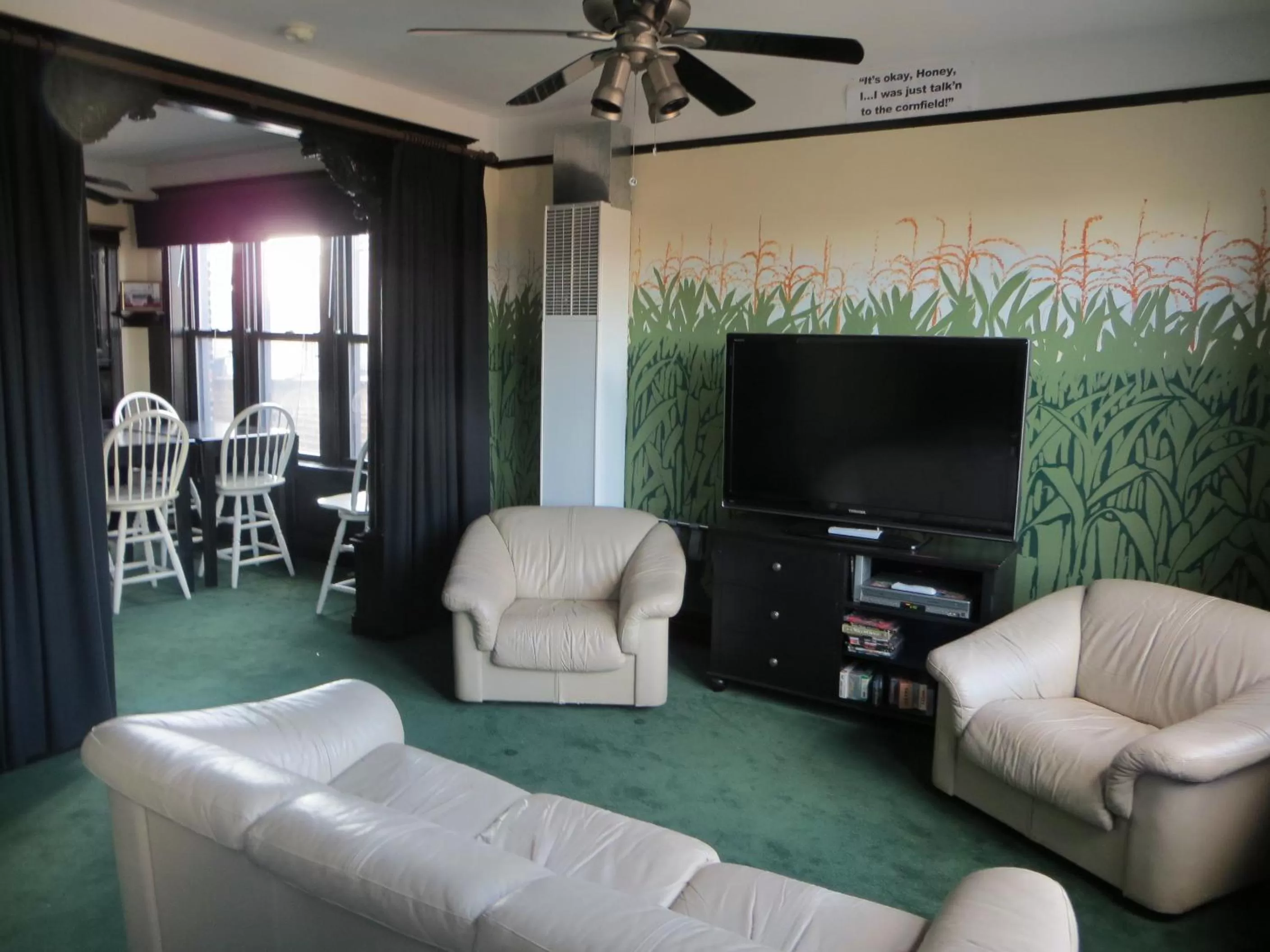Living room, Seating Area in The Polo Inn Bridgeport U.S.A.
