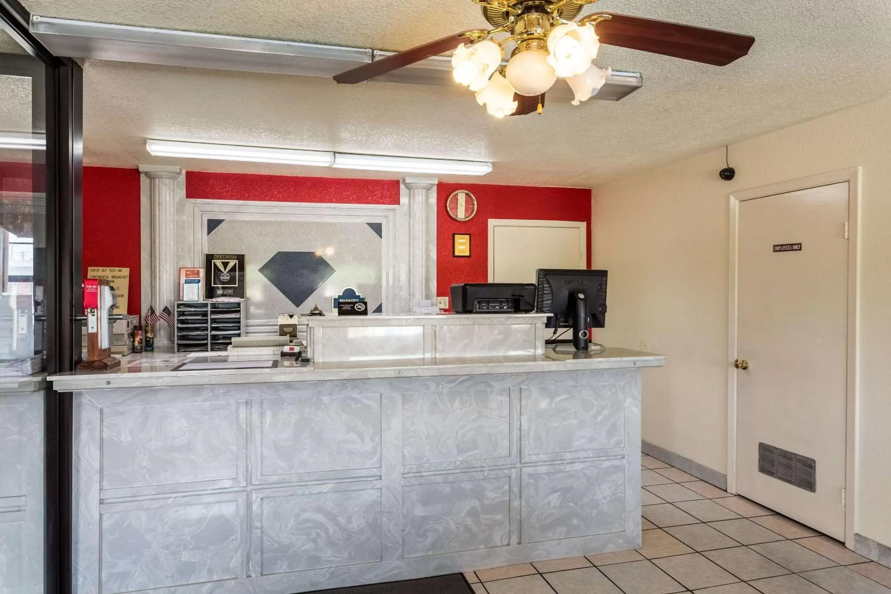 Lobby or reception, Kitchen/Kitchenette in Econo Lodge & Suites Brinkley