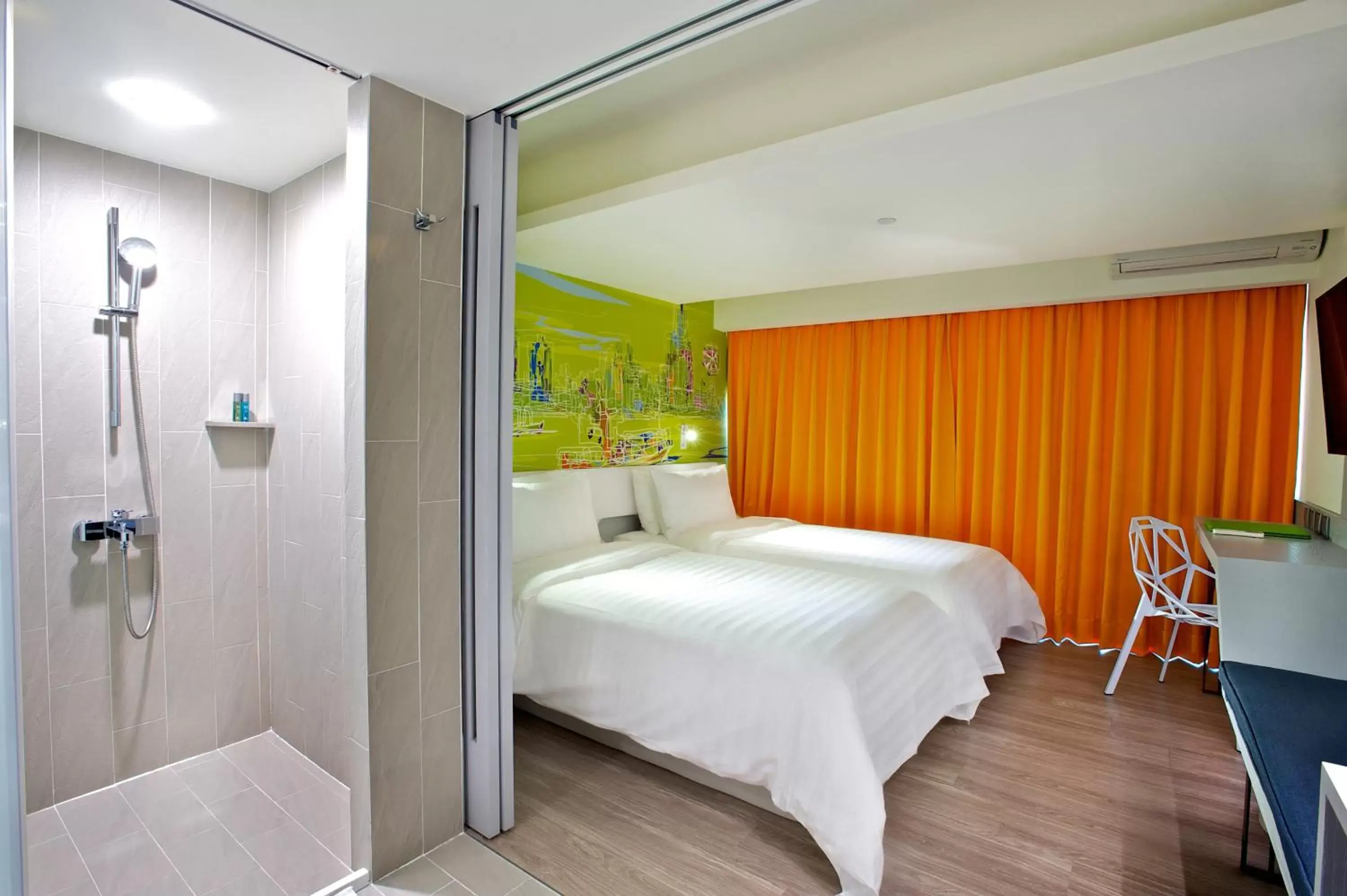 Photo of the whole room, Bed in FX INN Kaohsiung Zhonghua Road Branch