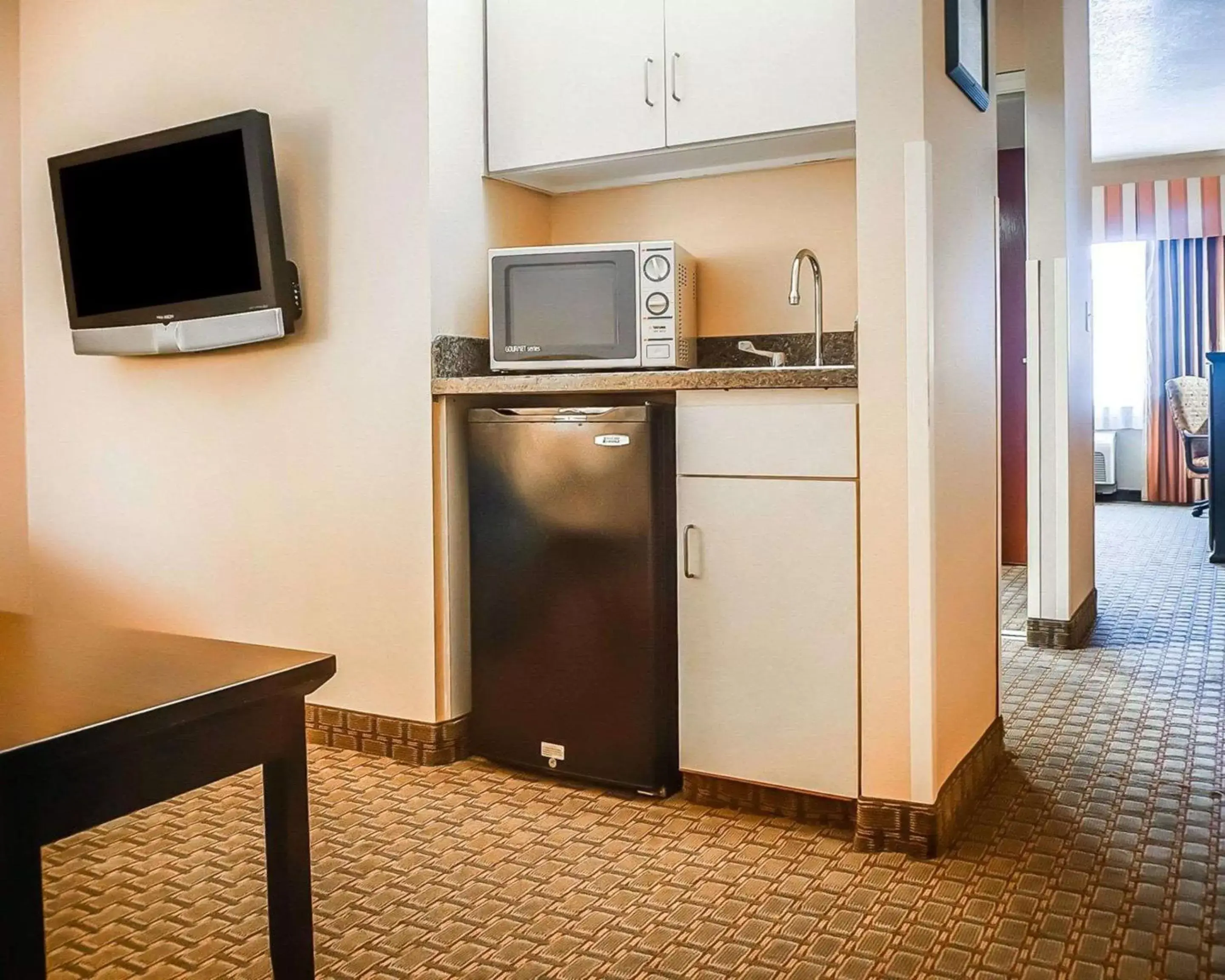 Photo of the whole room, Kitchen/Kitchenette in Quality Inn & Suites Roswell