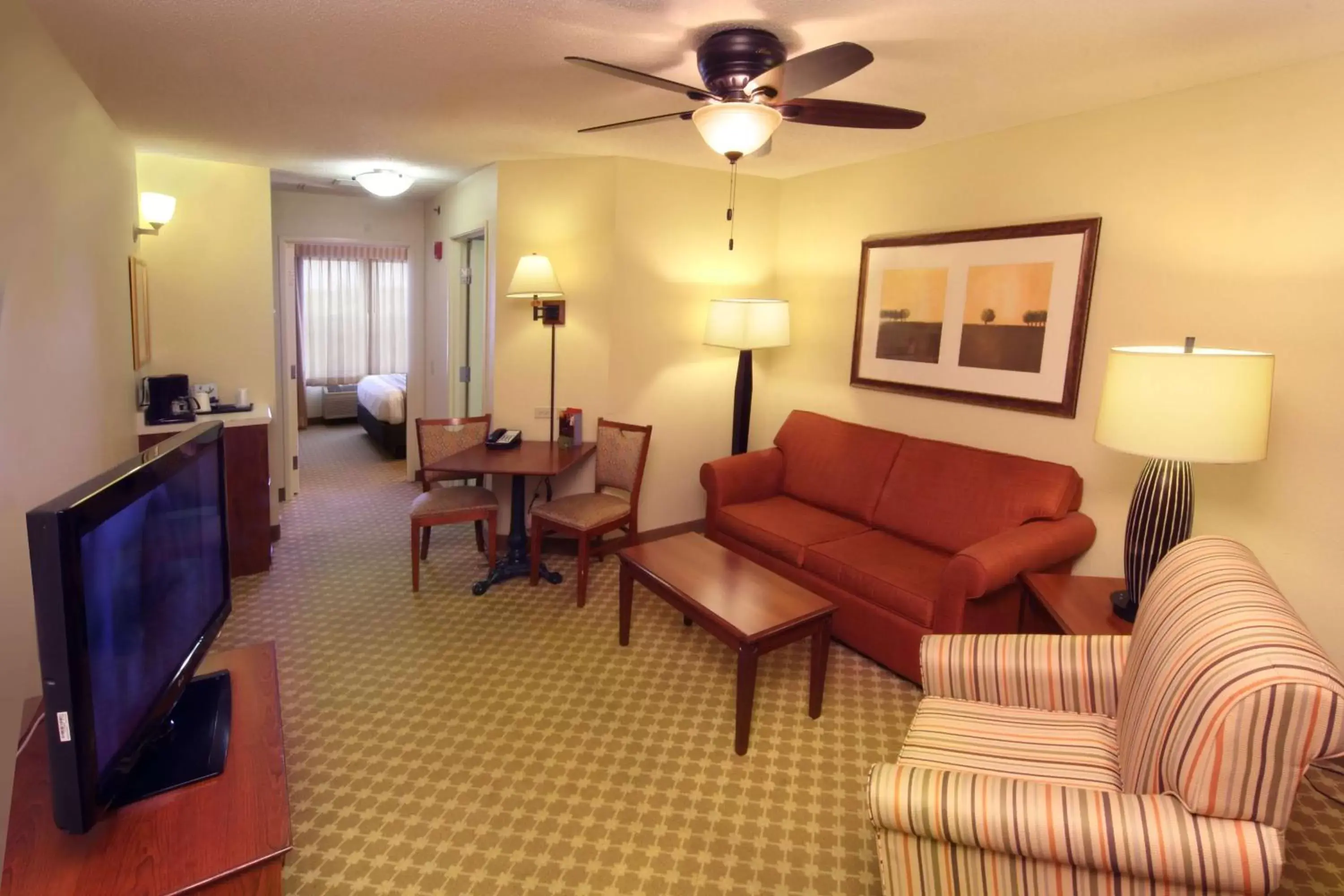Photo of the whole room, Seating Area in Country Inn & Suites by Radisson, Crystal Lake, IL