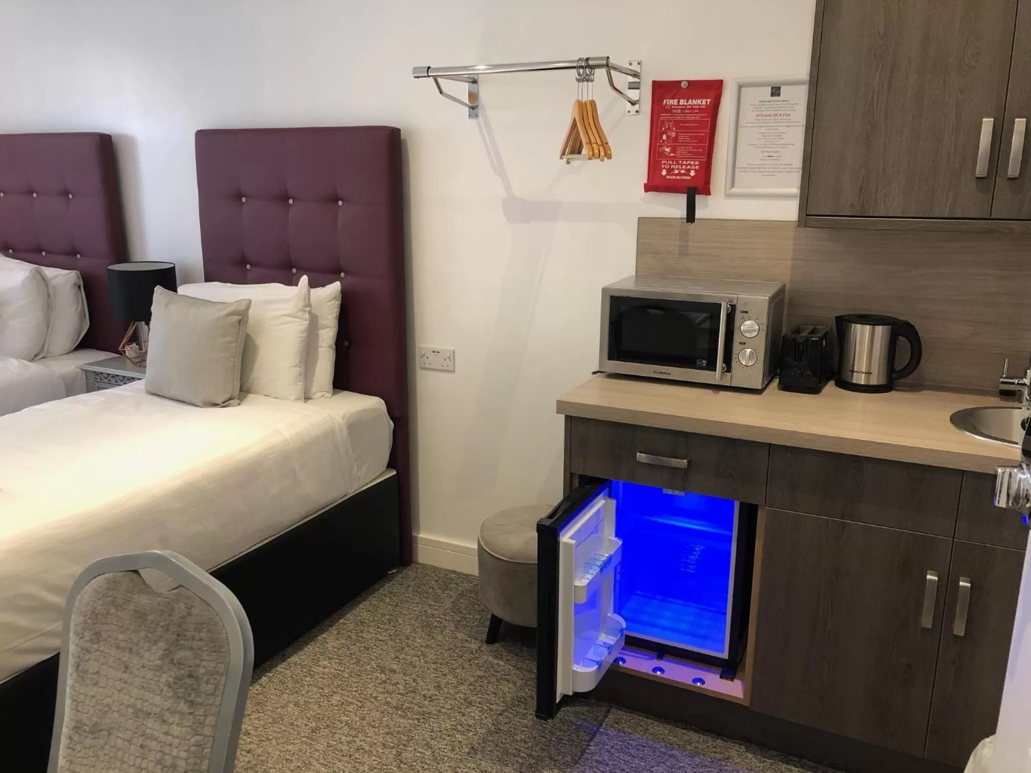 Kitchen or kitchenette, Bed in Kings Hotel