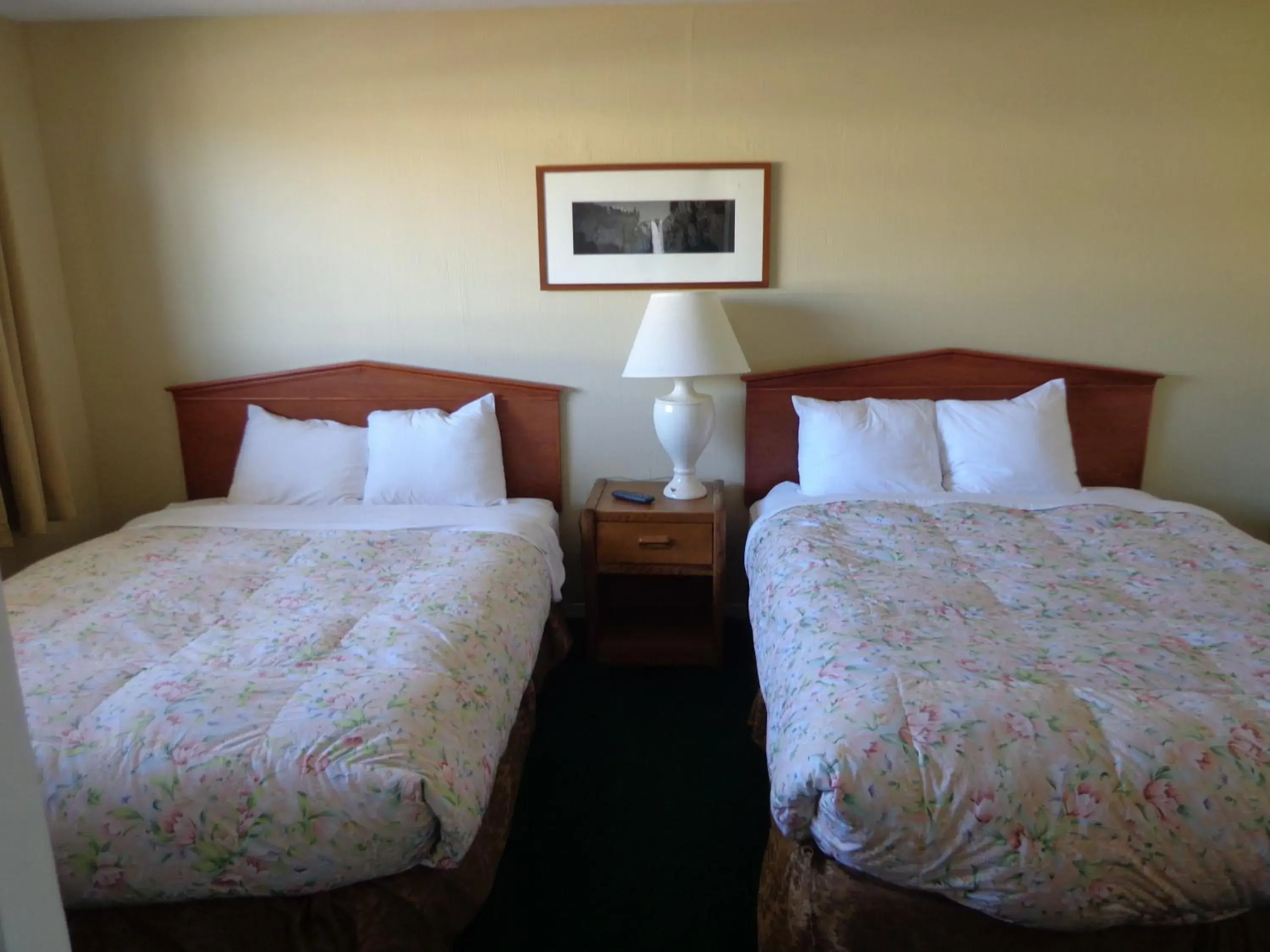 Bedroom, Bed in Ocean Shores Inn & Suites