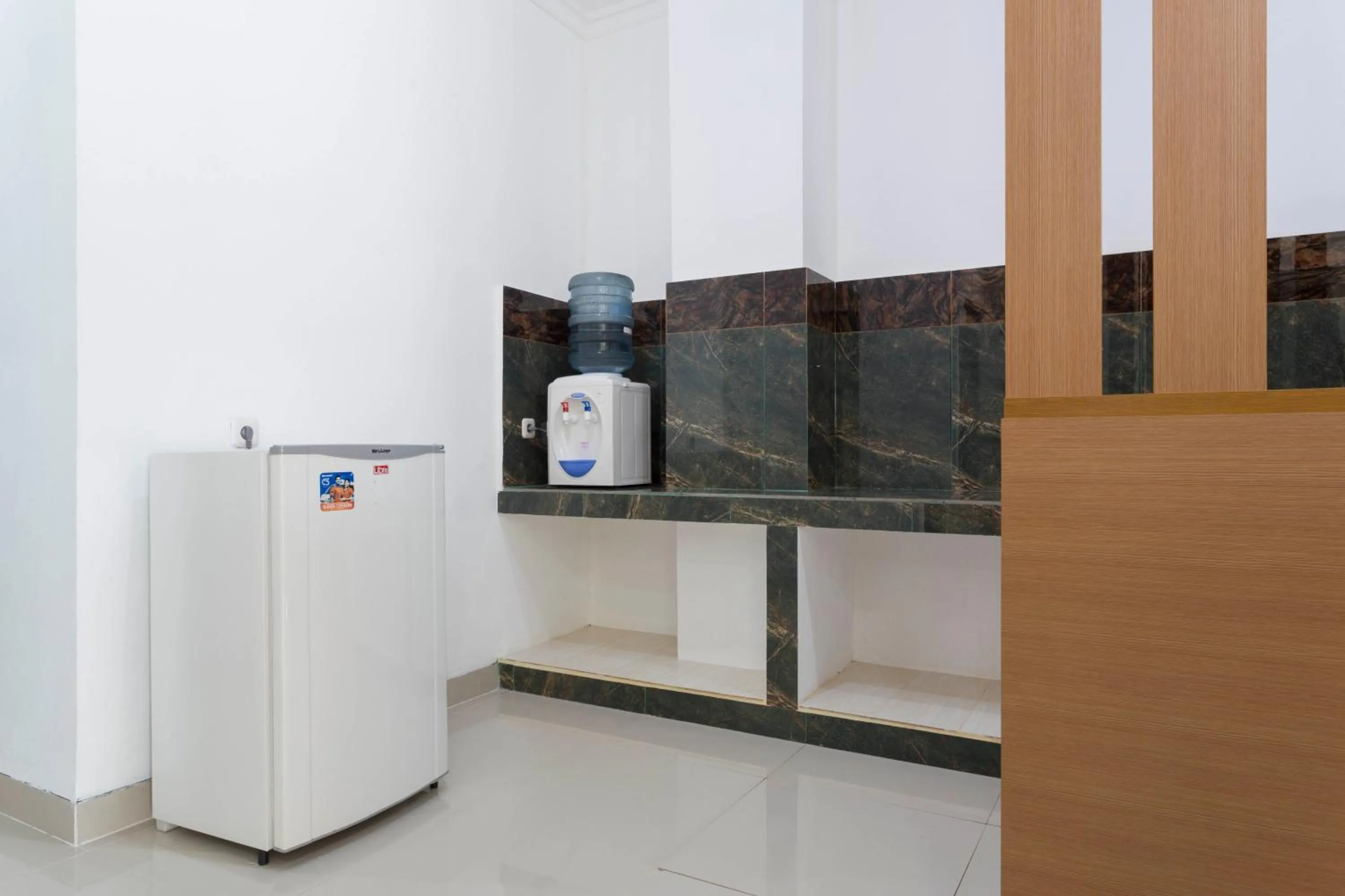 Kitchen or kitchenette in RedDoorz Plus @ Boulevard Residence BSD