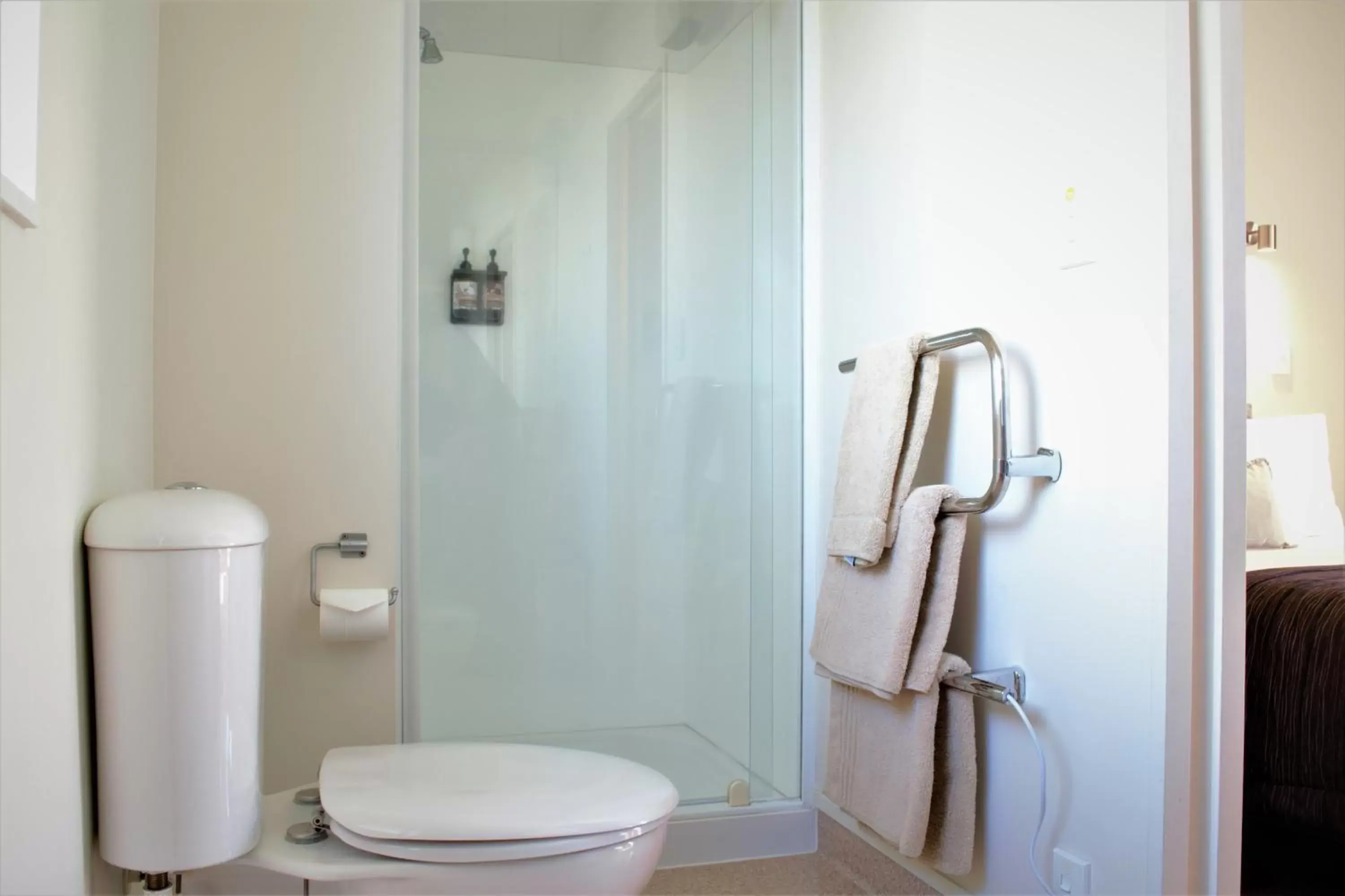 Shower, Bathroom in Bella Vista Motel Taupo