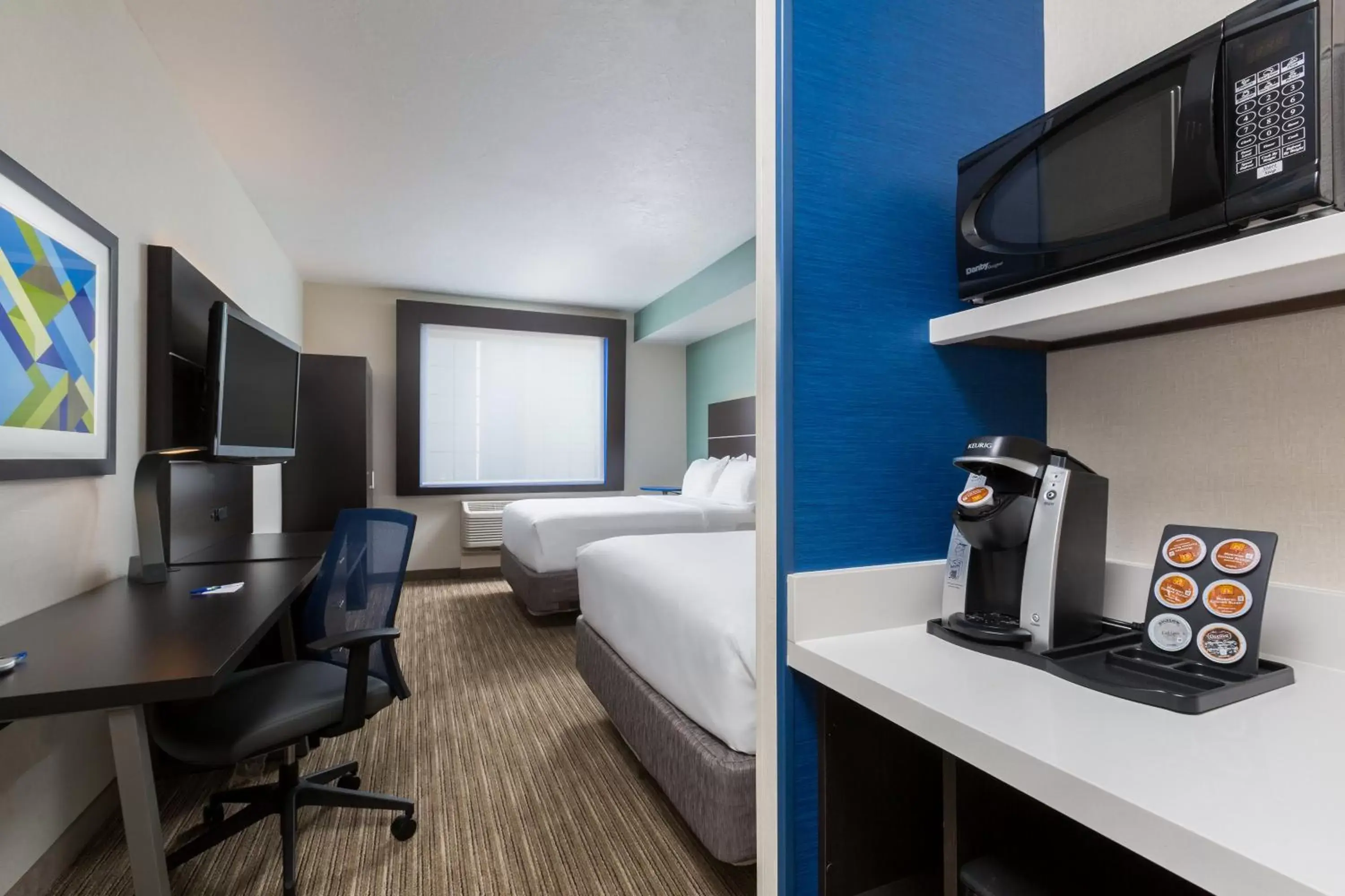 Photo of the whole room, Kitchen/Kitchenette in Holiday Inn Express Hotel & Suites Eugene Downtown - University, an IHG Hotel